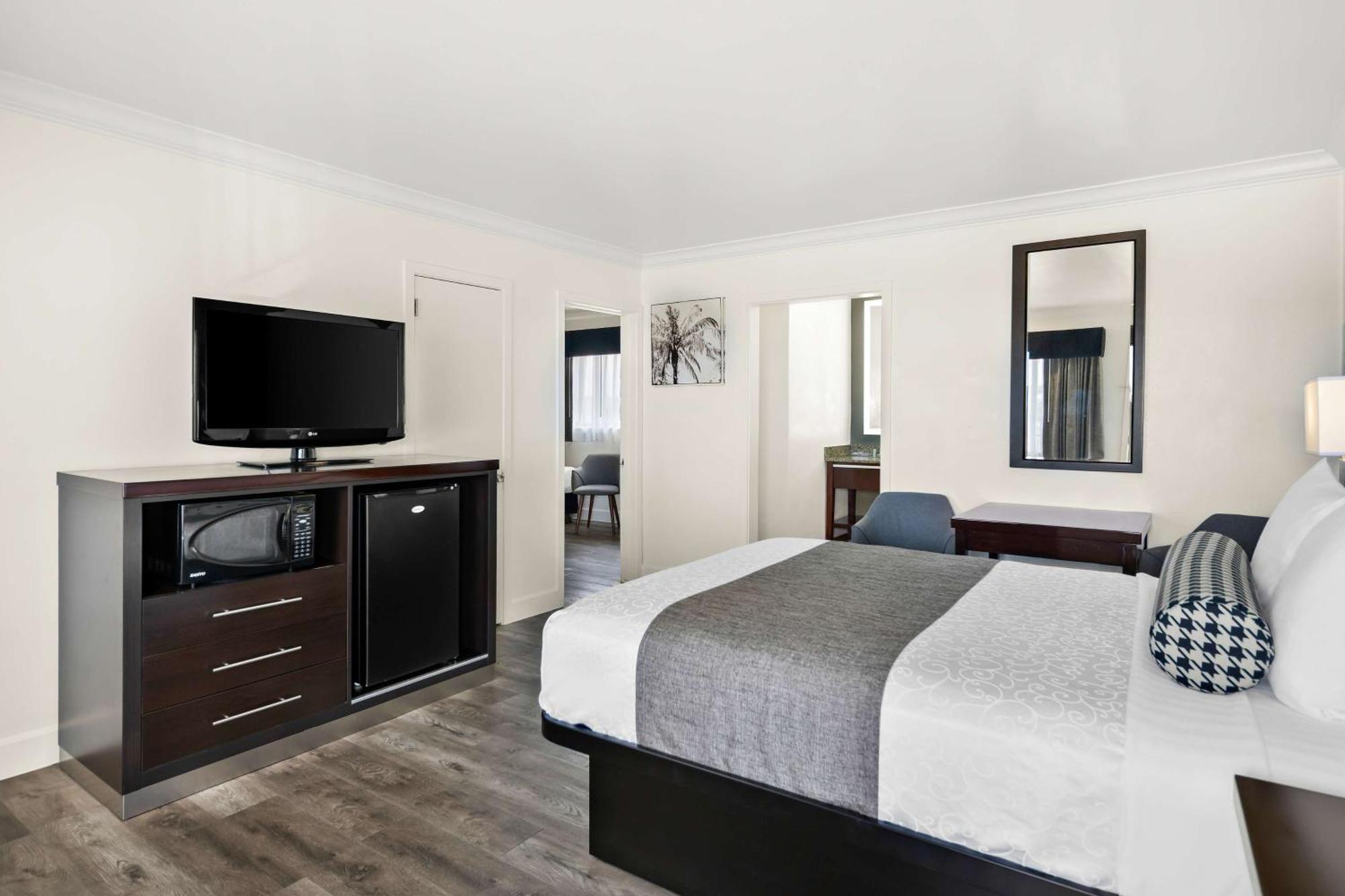 Deluxe Queen Room - Non-Smoking