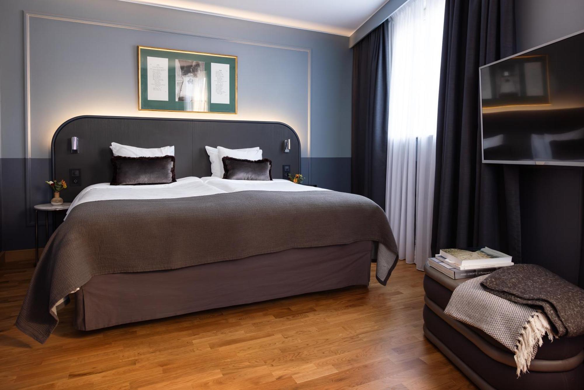 Superior Corner Room