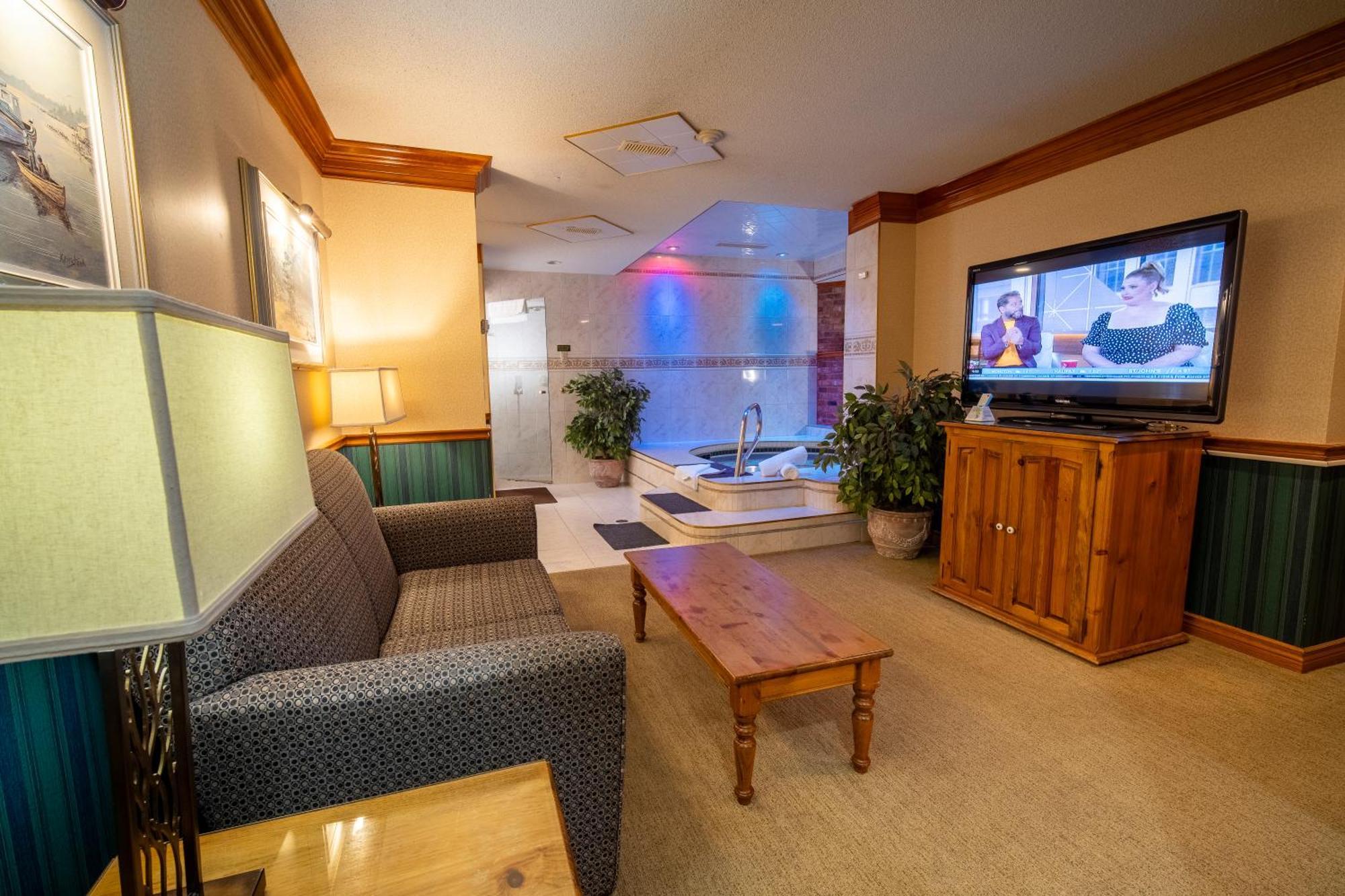 Northern Light Queen Suite with Spa Bath and Fireplace - Non-Smoking