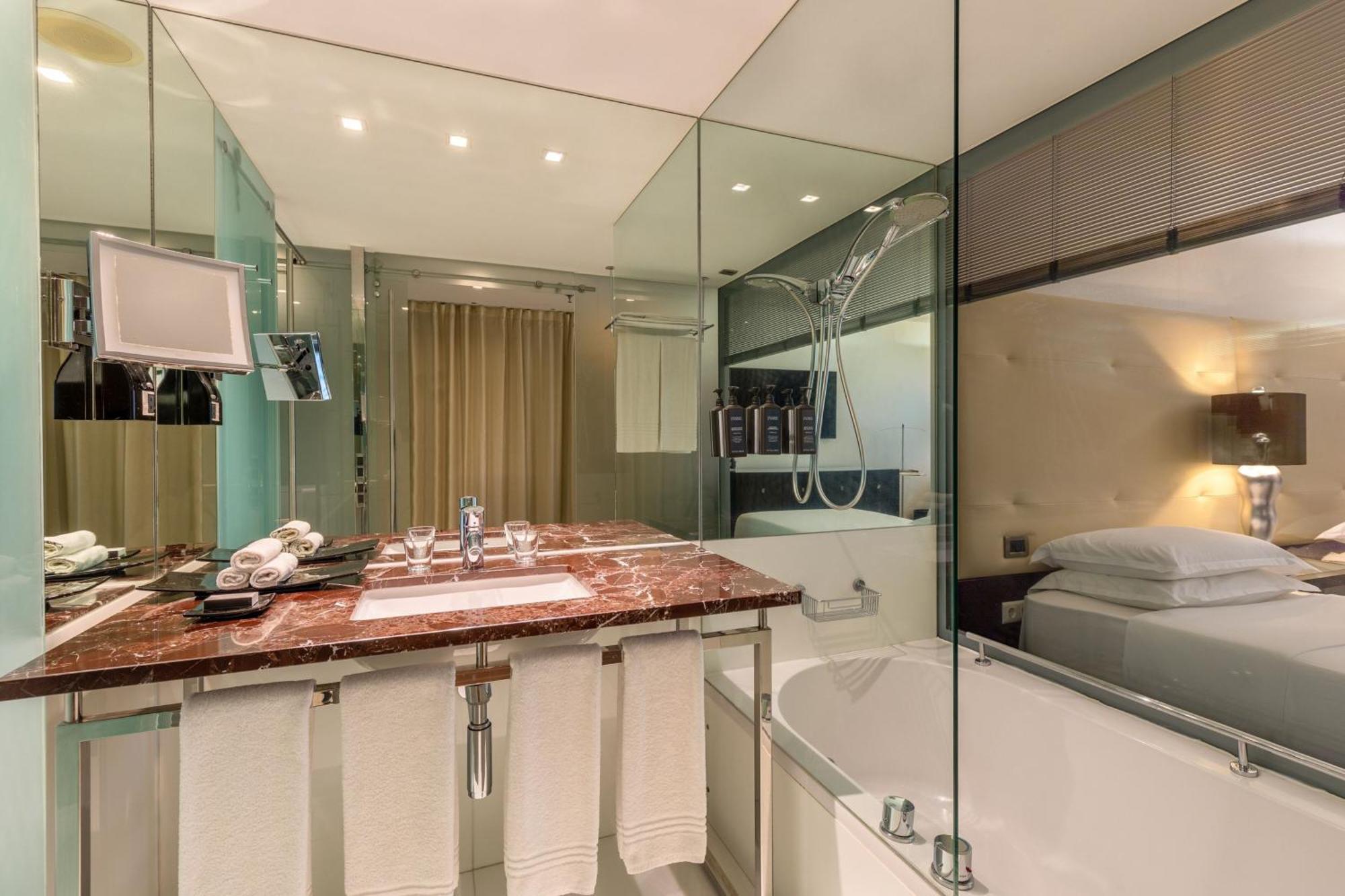 Club Queen Room
