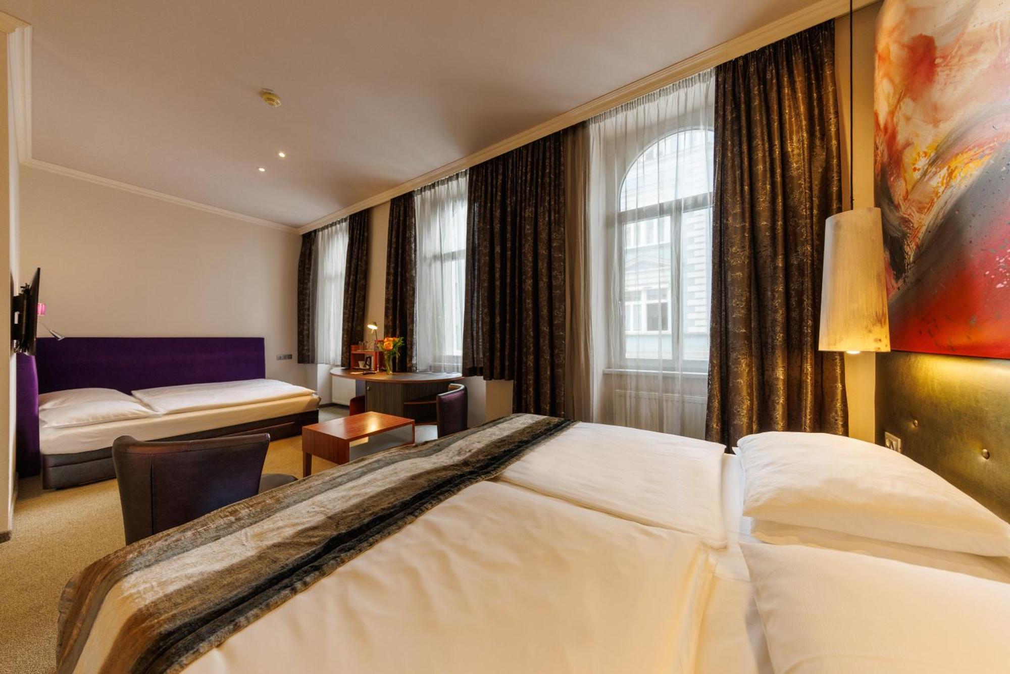 Deluxe Quadruple Room with Street View