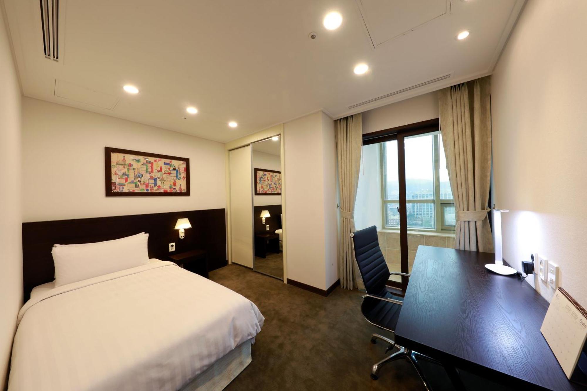 [ECO STAY-NO DAILY CLEANING] Two-Bedroom Premier Apartment (3 Adults) 15~21floor, 2 bathrooms