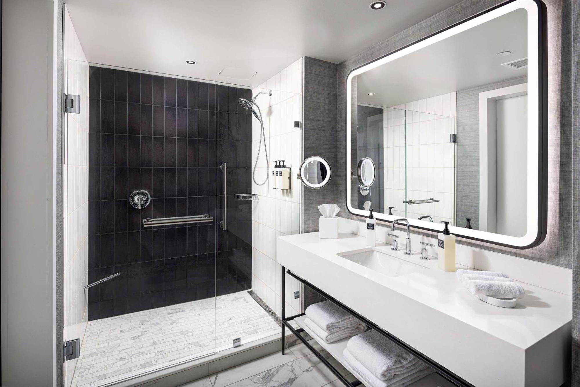 Queen Room with City View - Hearing Accessible