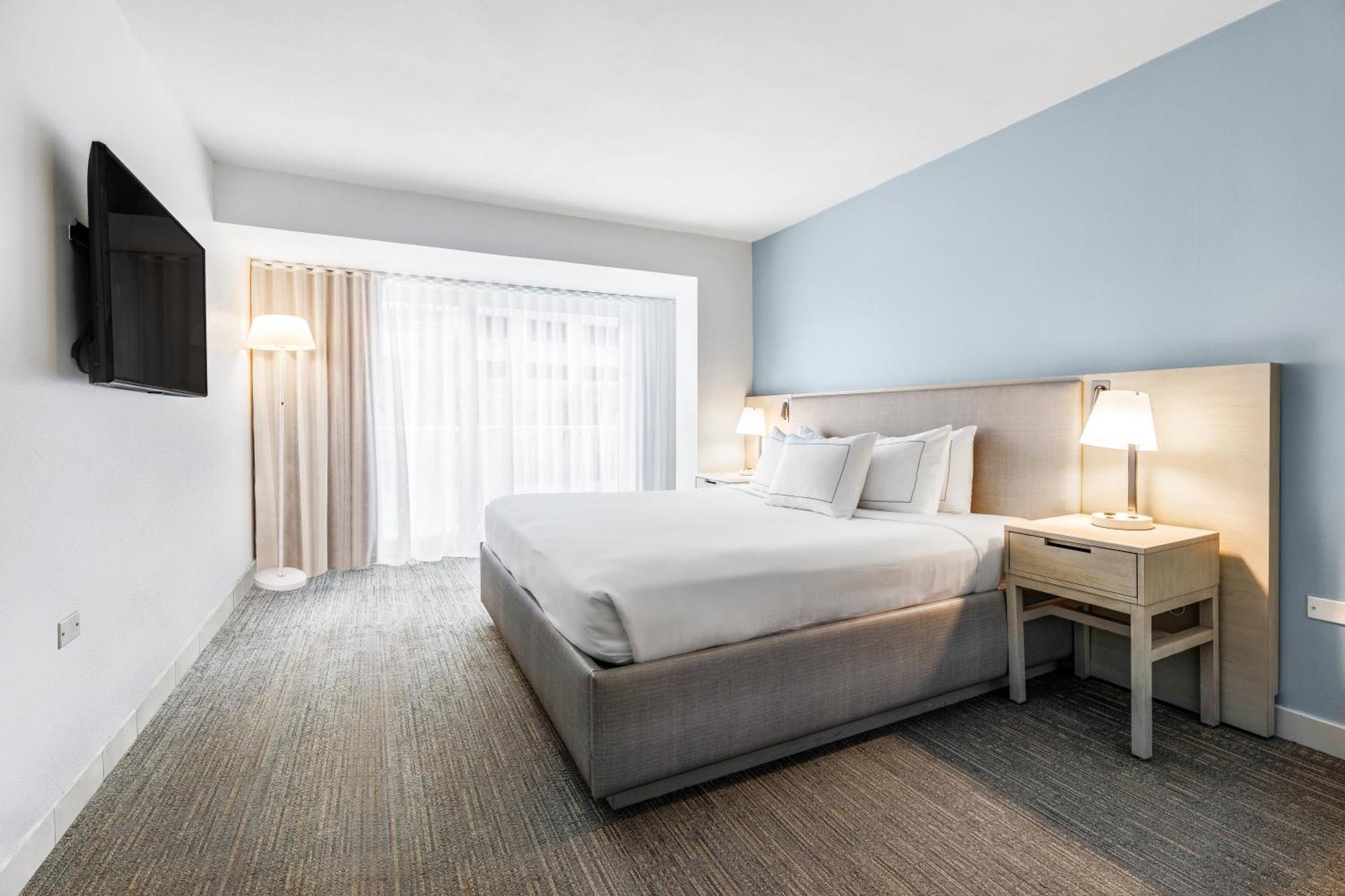 King Room with Tub - Mobility and Hearing Access