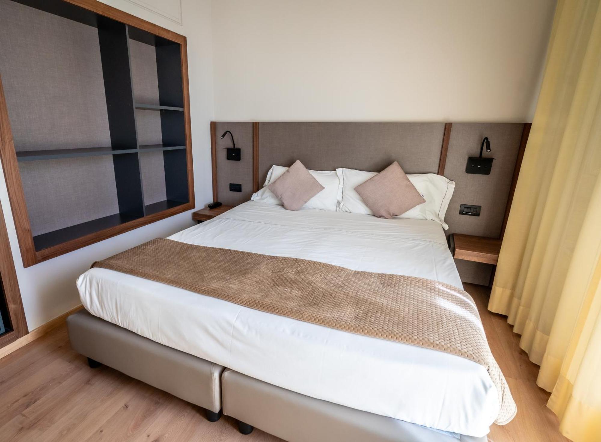 One-Bedroom Apartment Sofa Bed