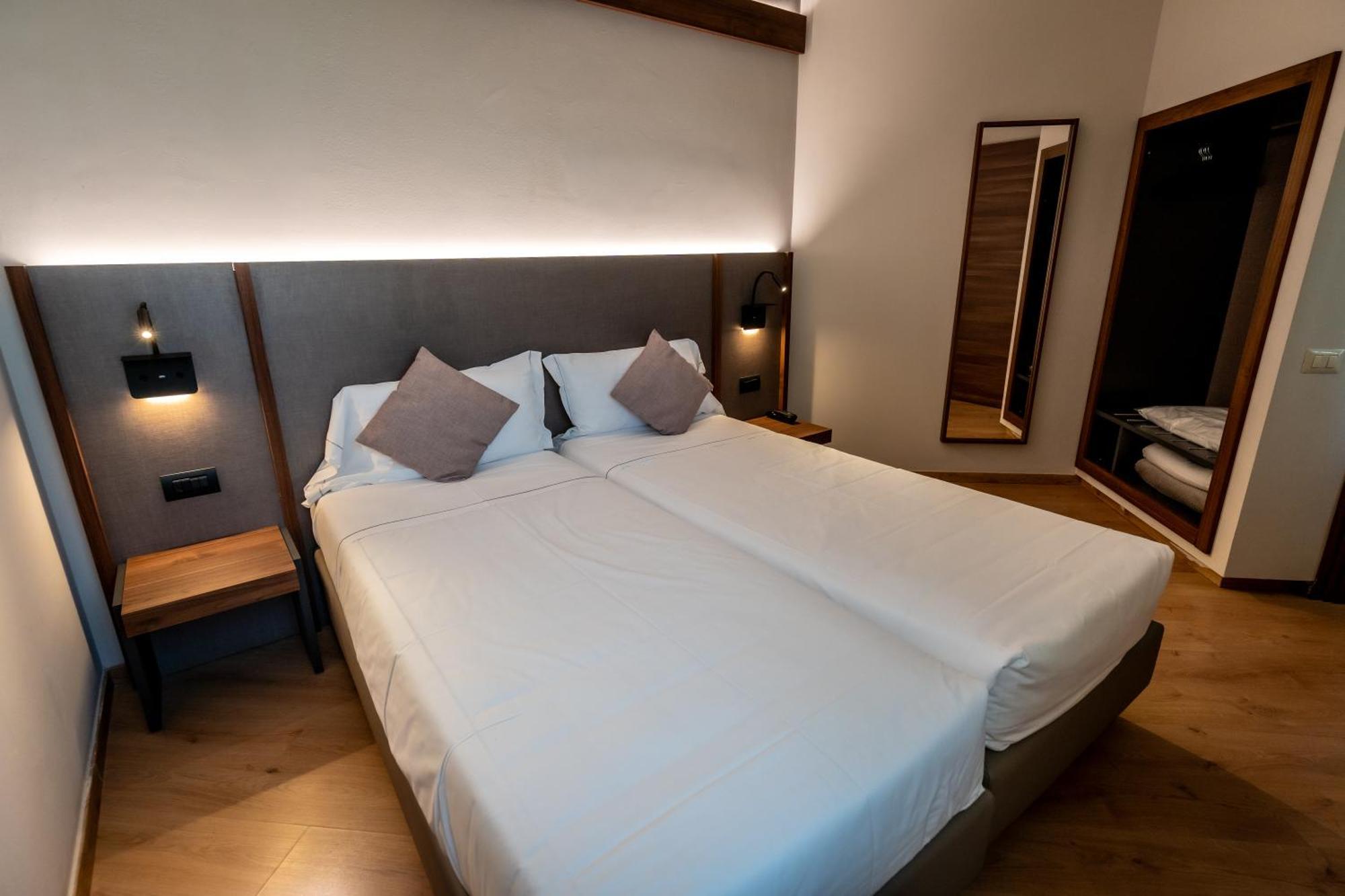 One-Bedroom Apartment Sofa Bed