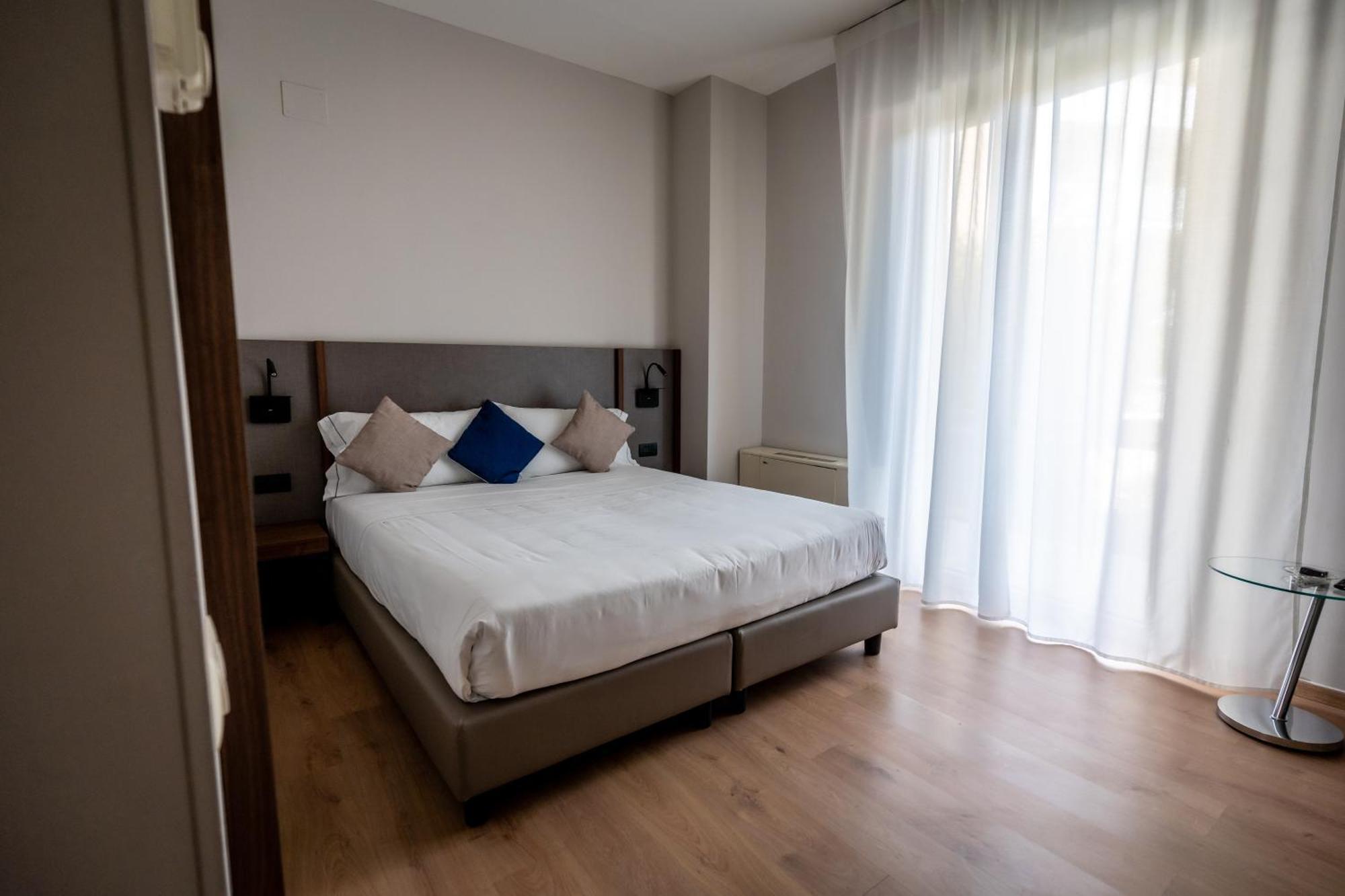 One-Bedroom Apartment Sofa Bed