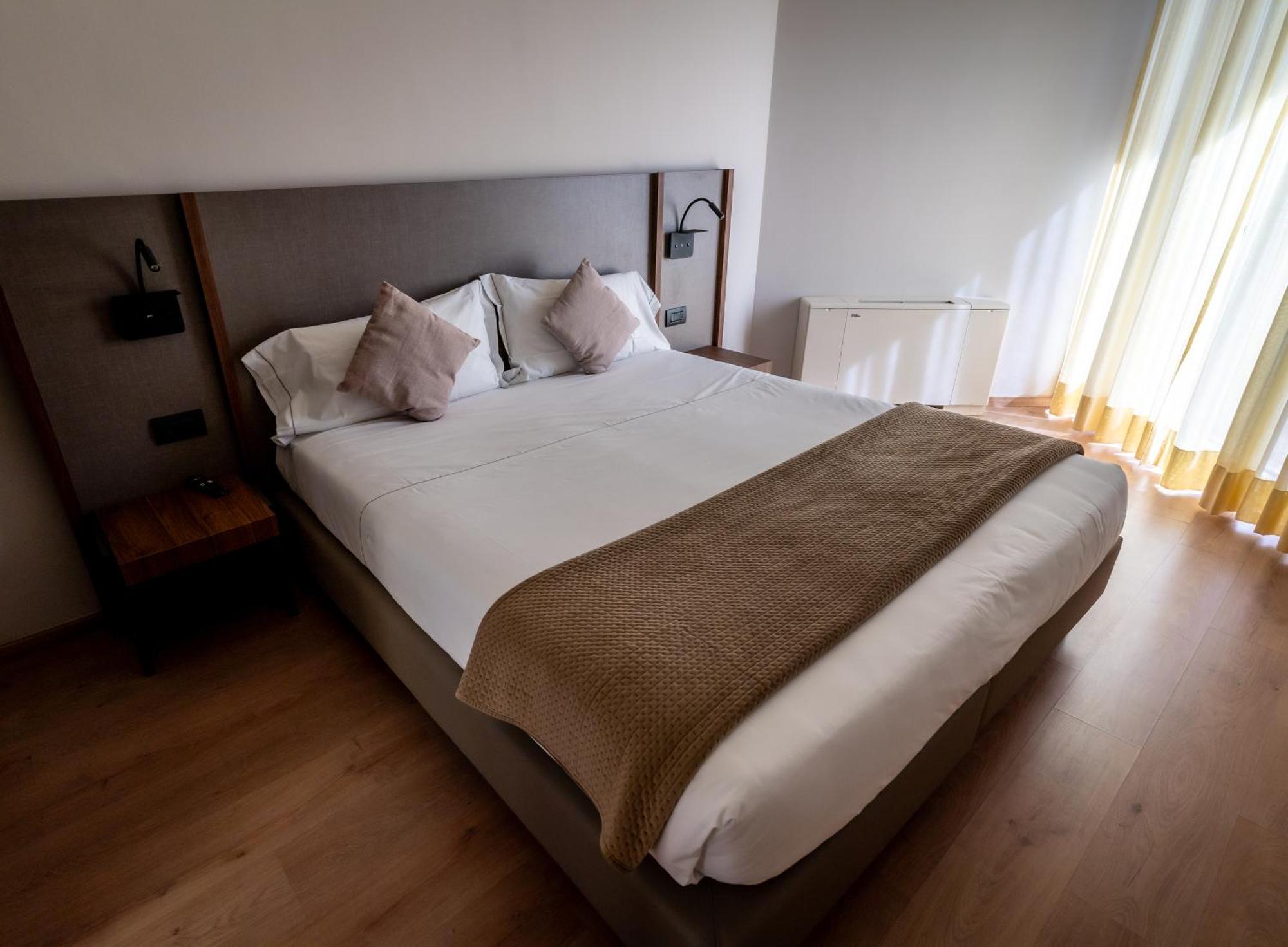 One-Bedroom Apartment Sofa Bed