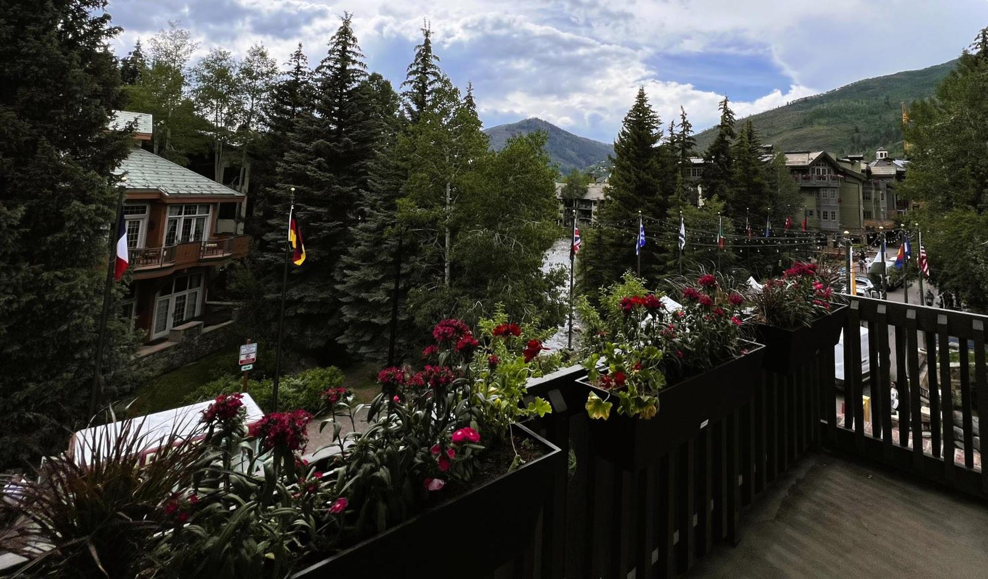 King Suite with Mountain View