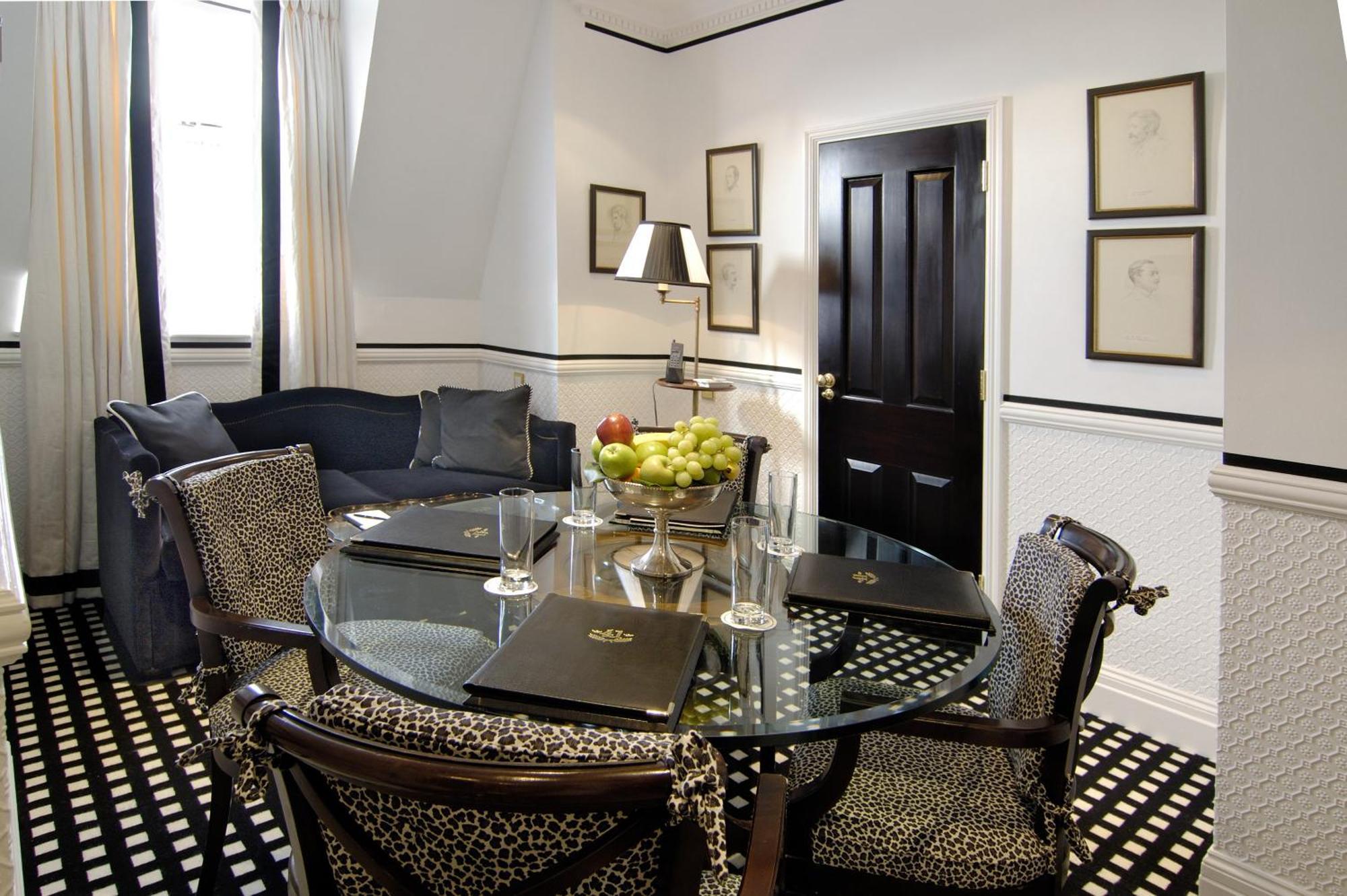 Executive Suite,1605365464:JPEG
