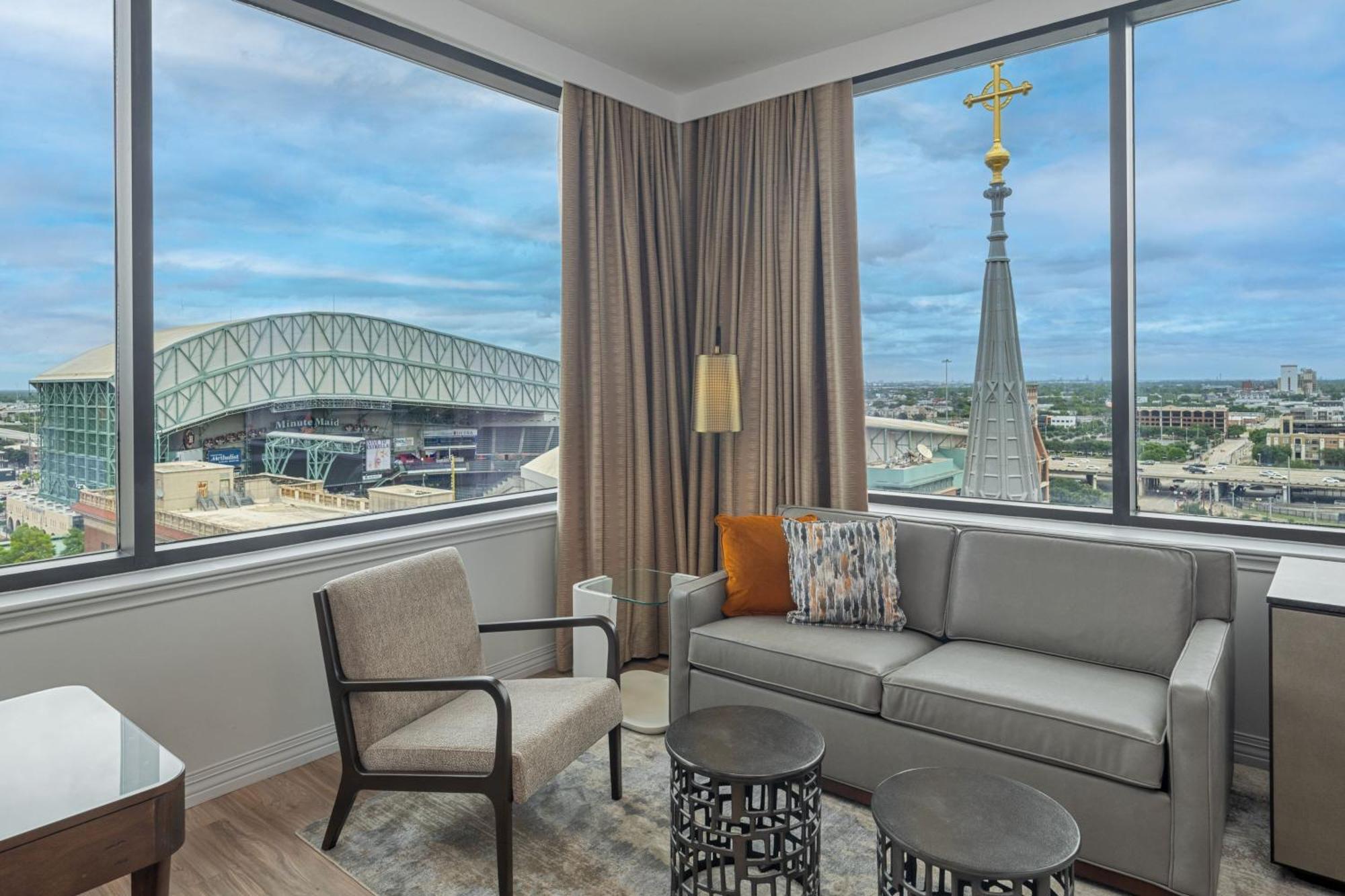 Corner Suite, 1 Bedroom Suite, 1 King, Sofa bed, Corner room