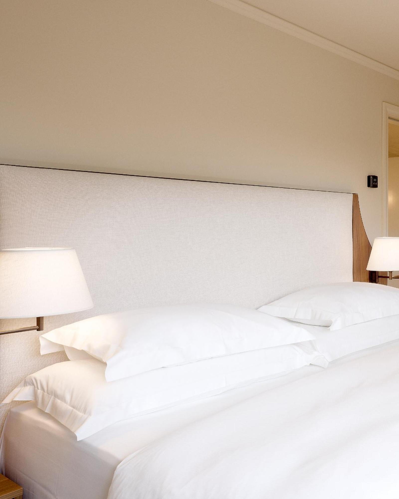 Corner Suite with Park View