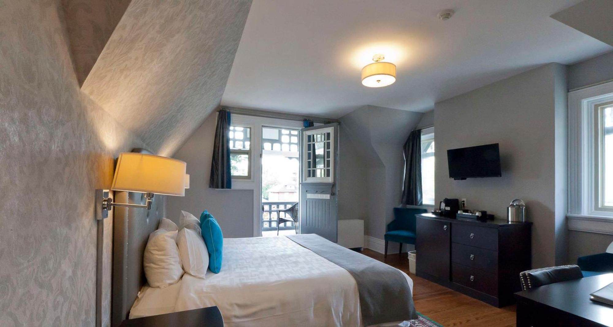 King Room with Jetted Tub and Balcony - Non-Smoking