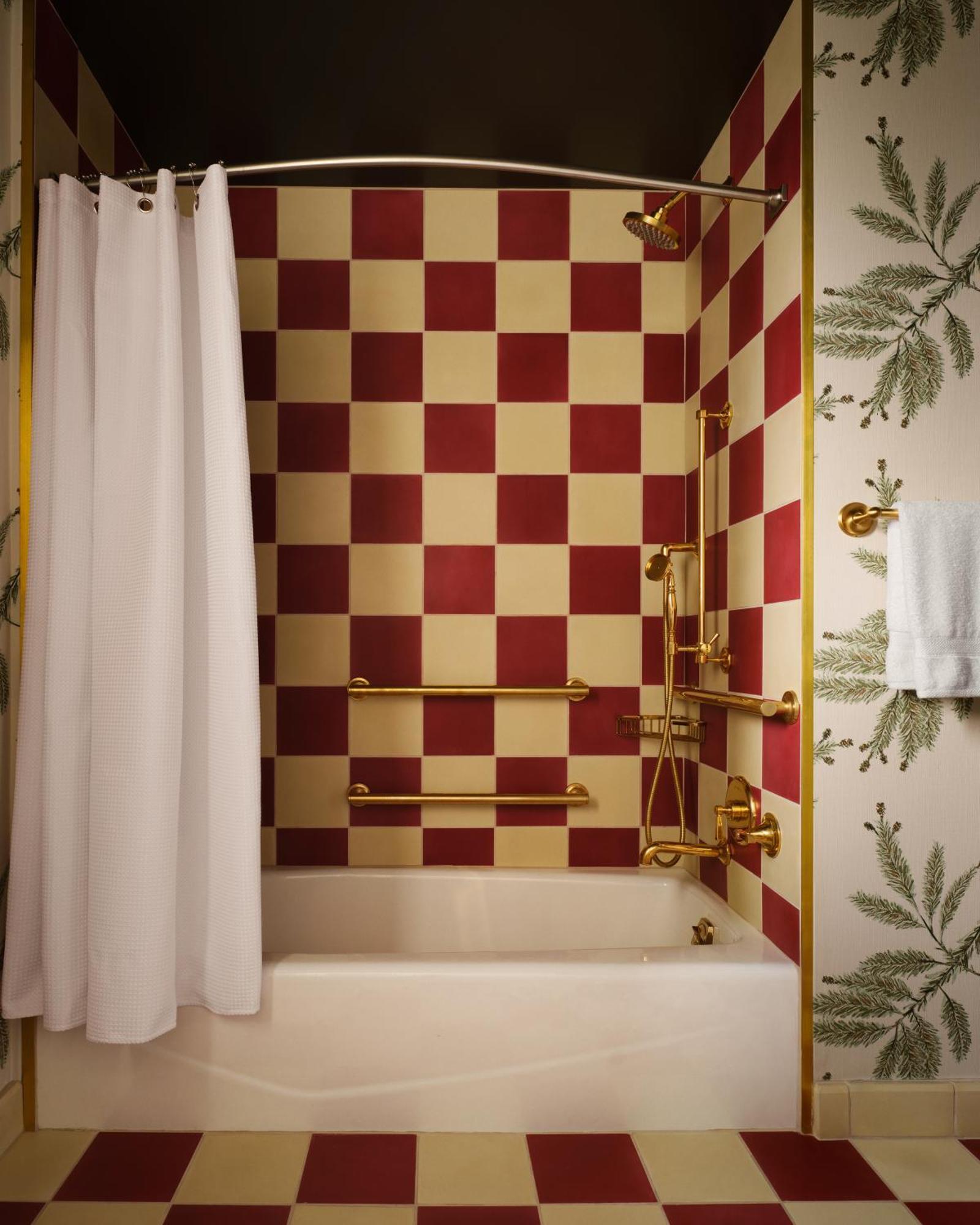 Graduate Corner King Room with Bath Tub - Mobility Accessible
