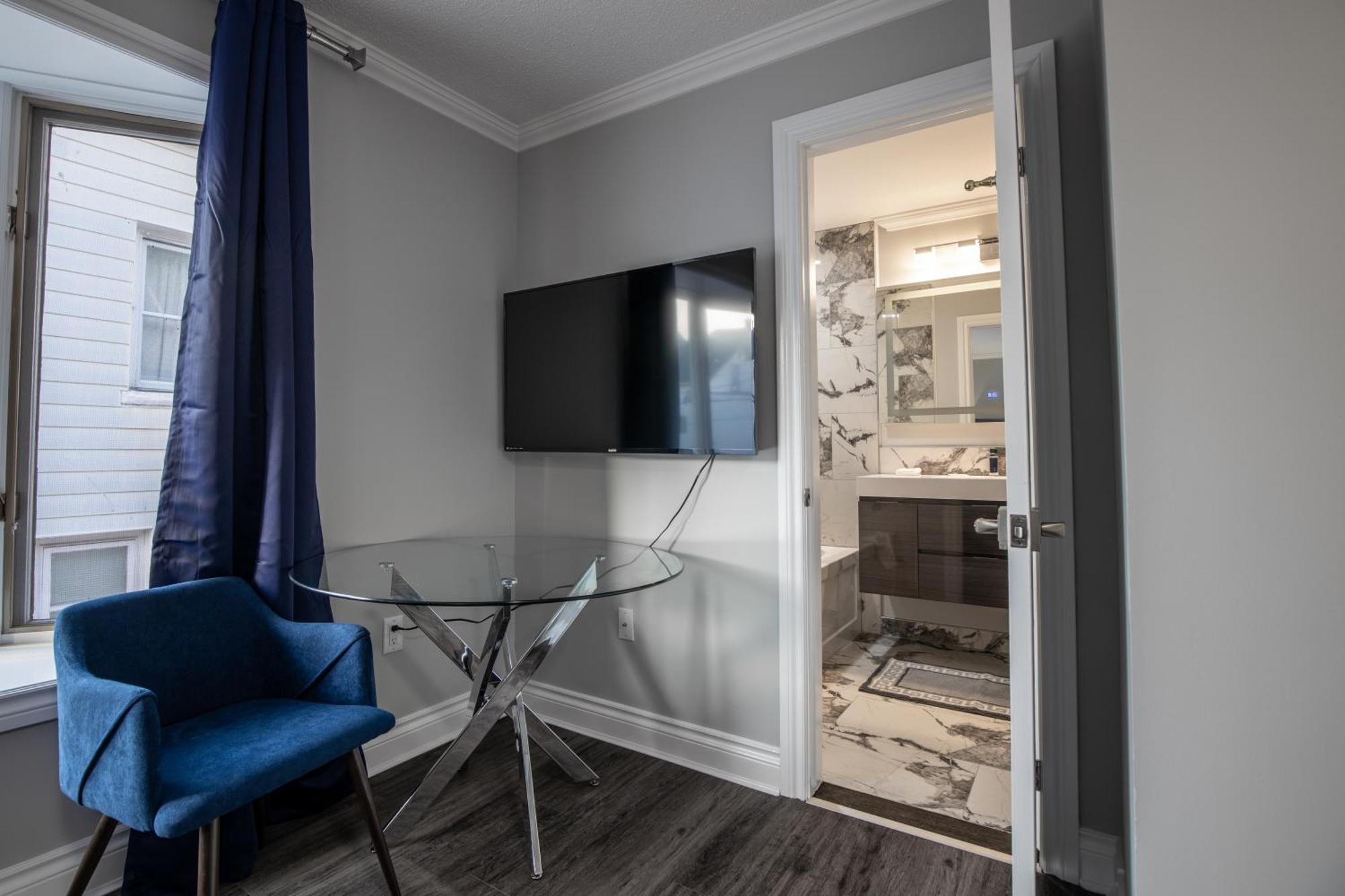 Deluxe Double Room (2 Adults + 1 Child)