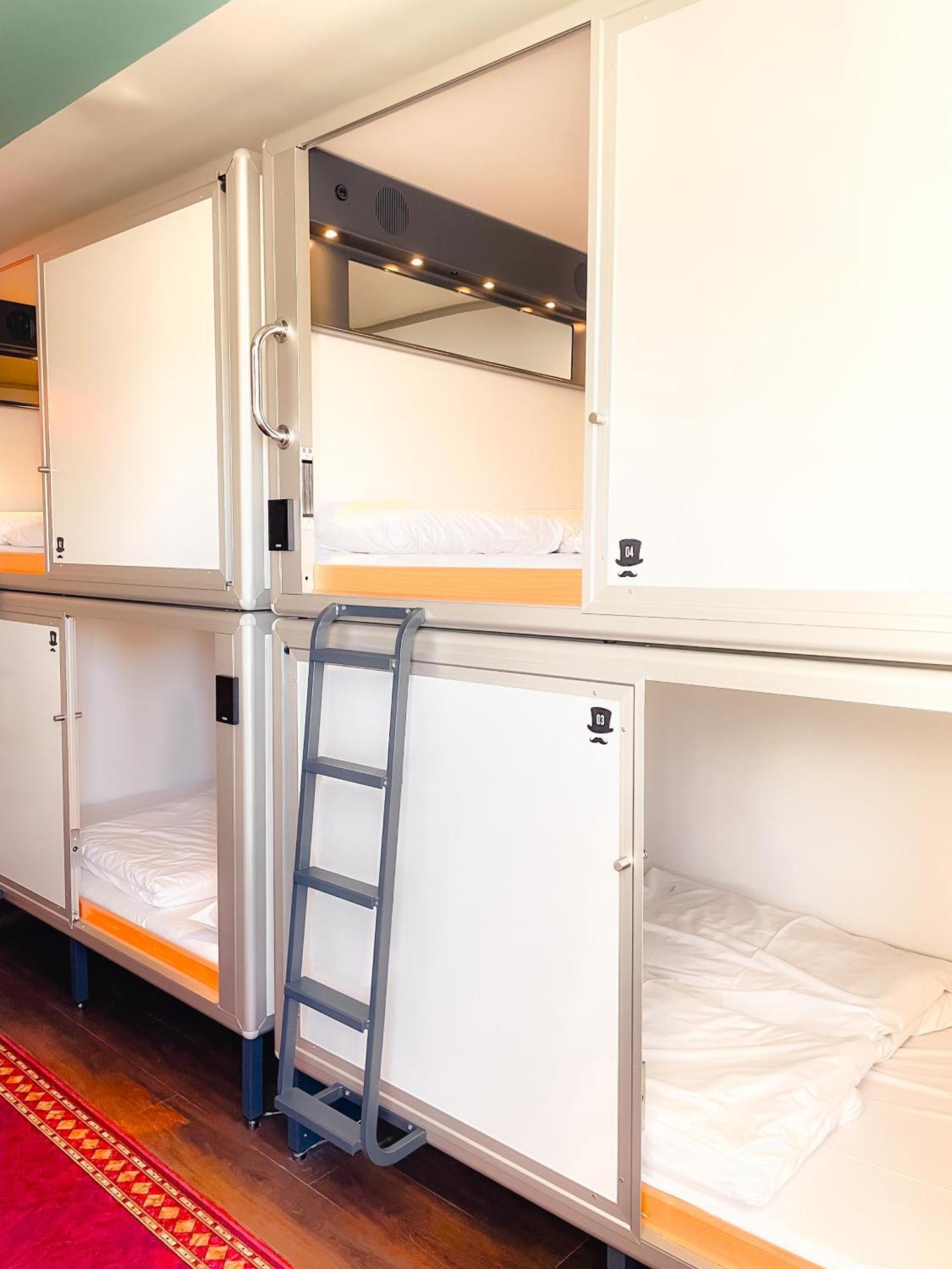 Double bed in a private Capsule (2 pax) - Lower level