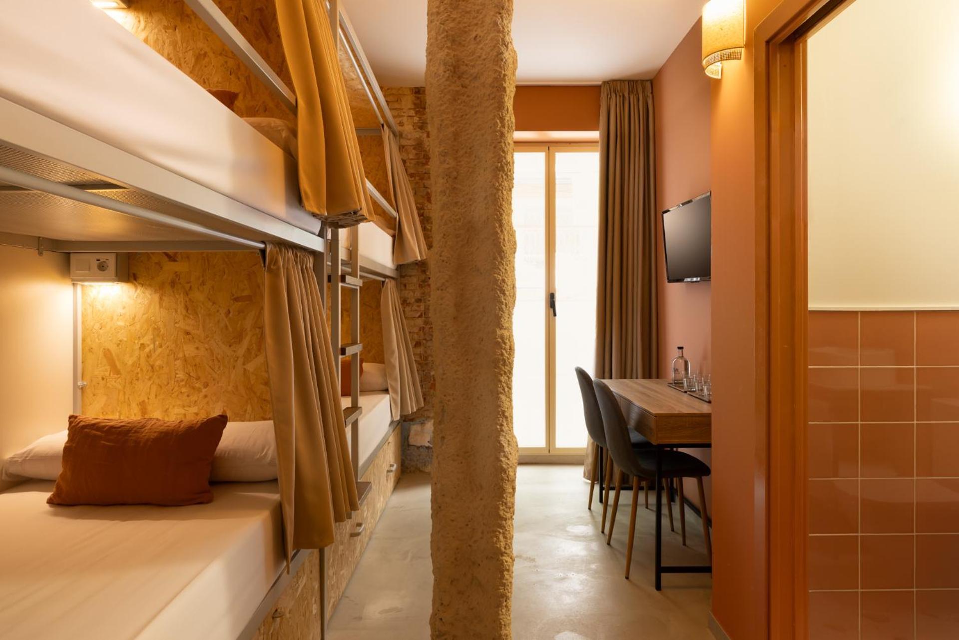 Standard Quadruple Room with Private Bathroom