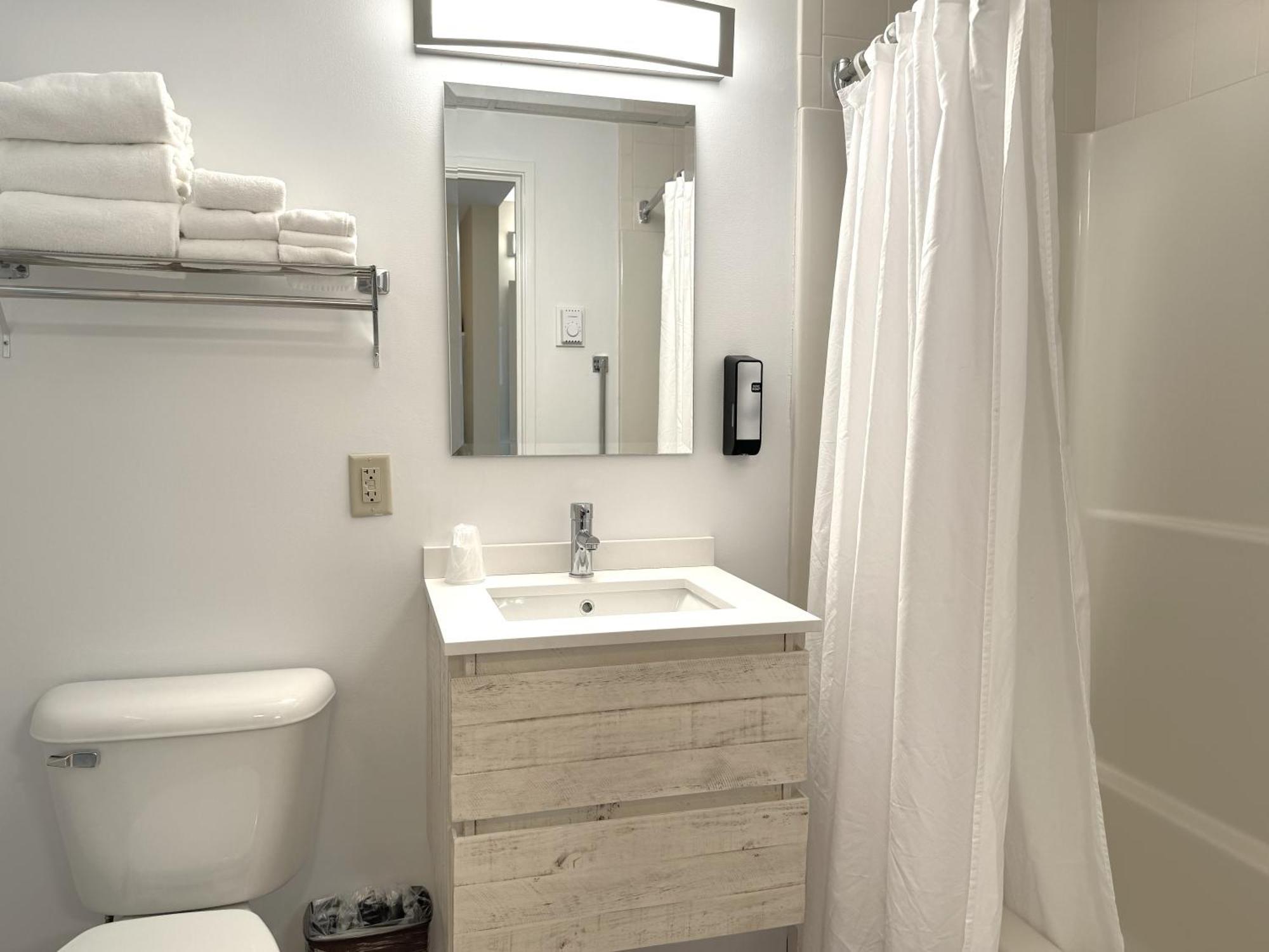 King Room with Mountain View, 1 King Bed (3rd Floor NON-PET)