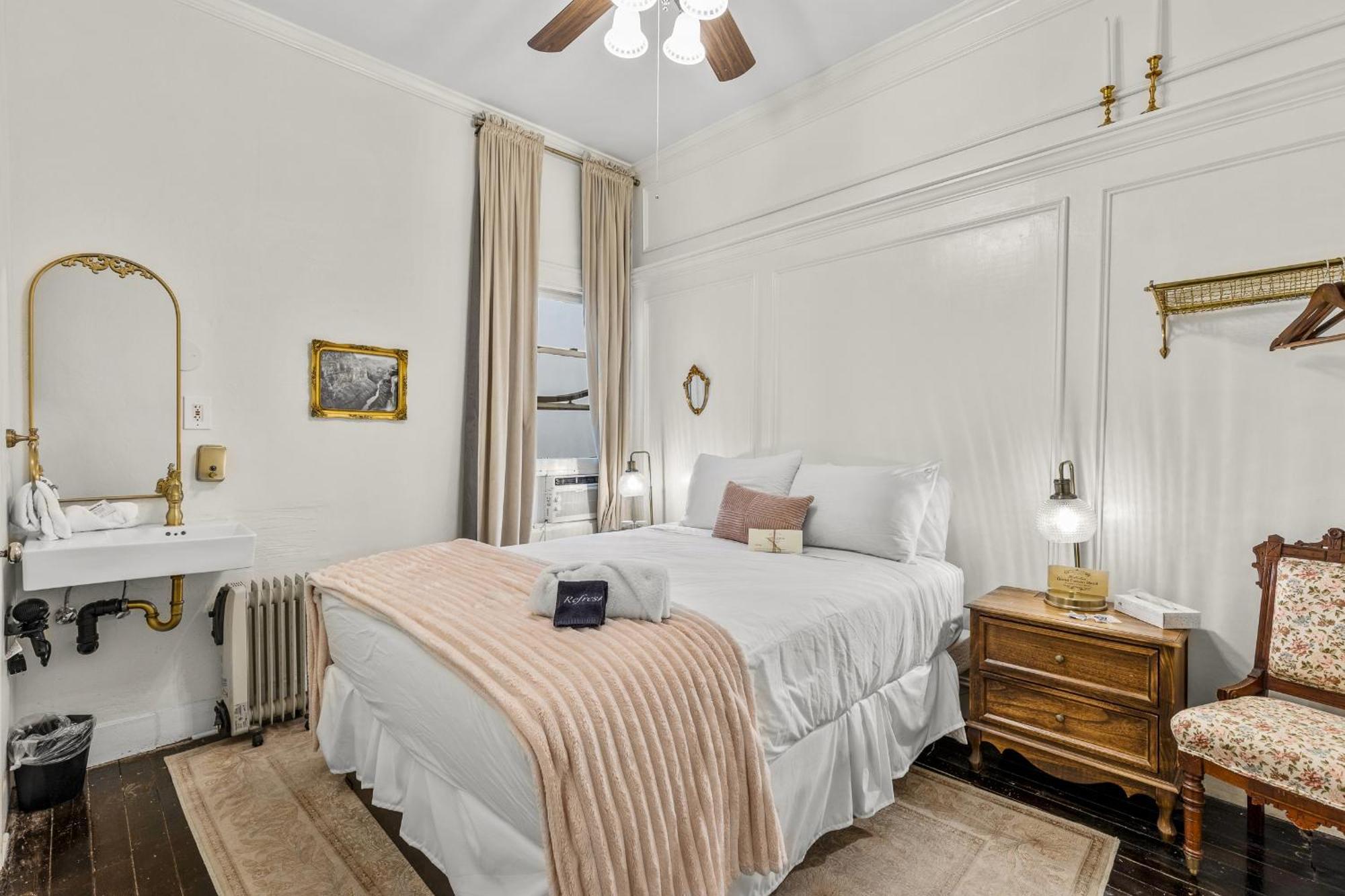Standard Queen Room