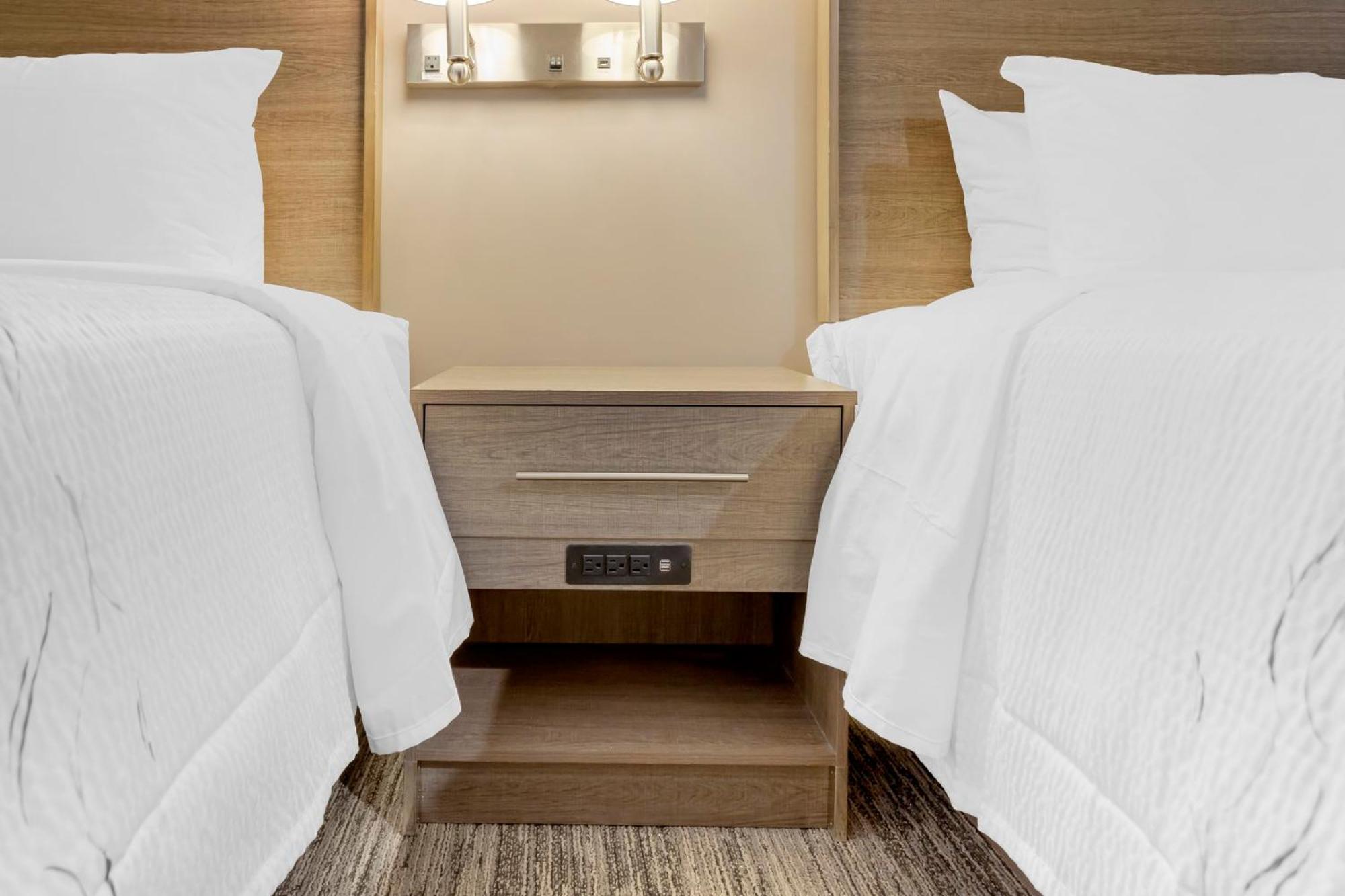 Deluxe Room Two Queen Beds Smoke