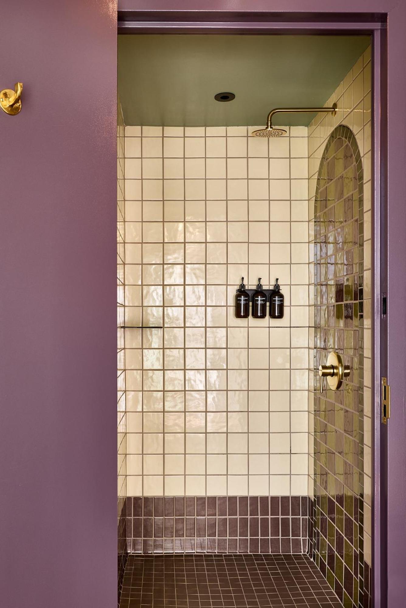 Cozy Sleeper Cabin with open ceiling,1625441498:JPEG