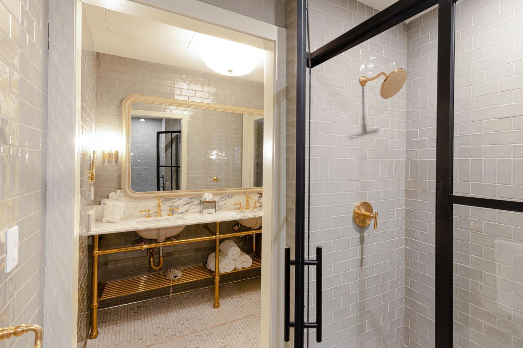 Queen Suite with City View