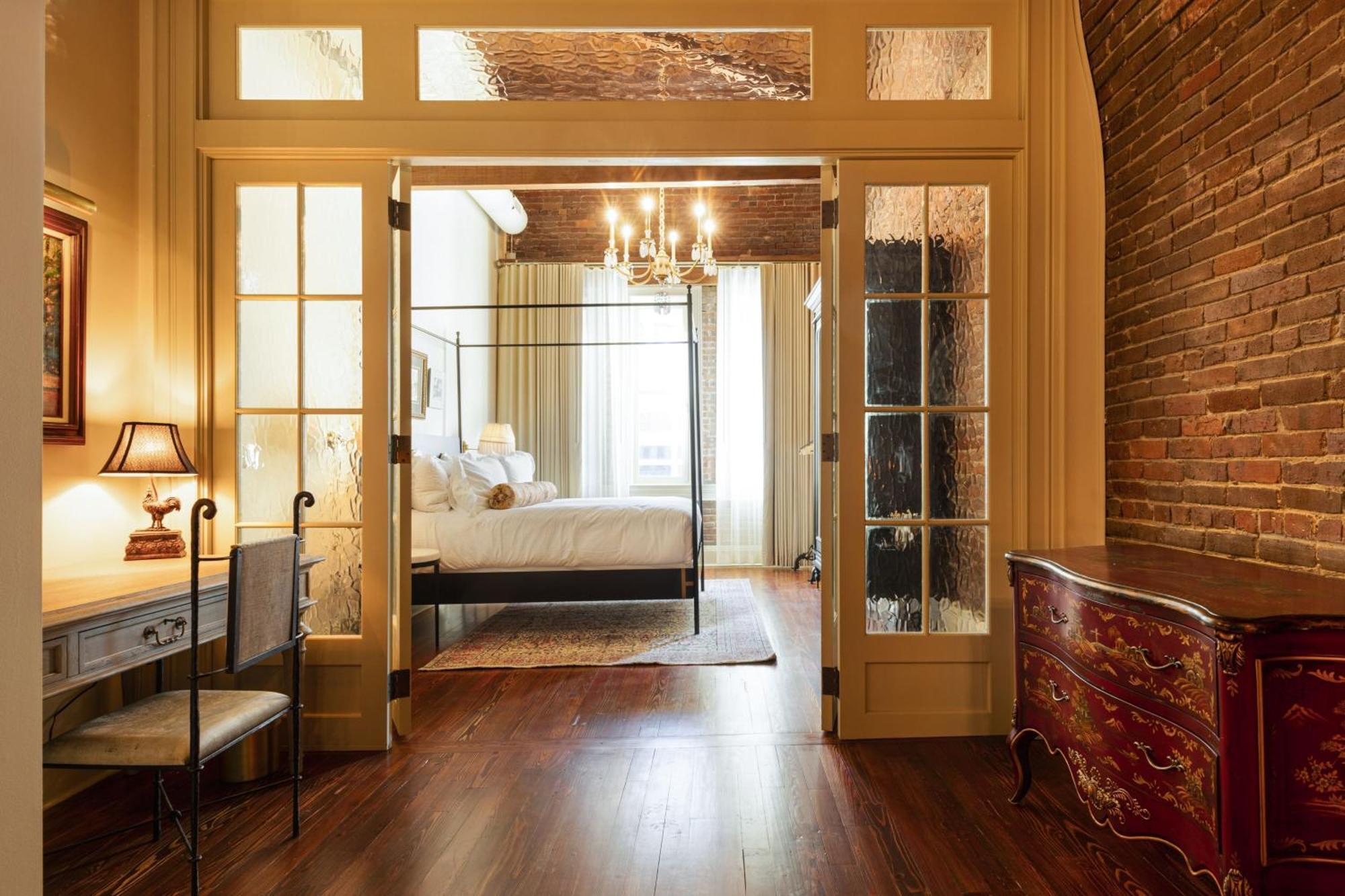 Luxury Queen Suite with Street View