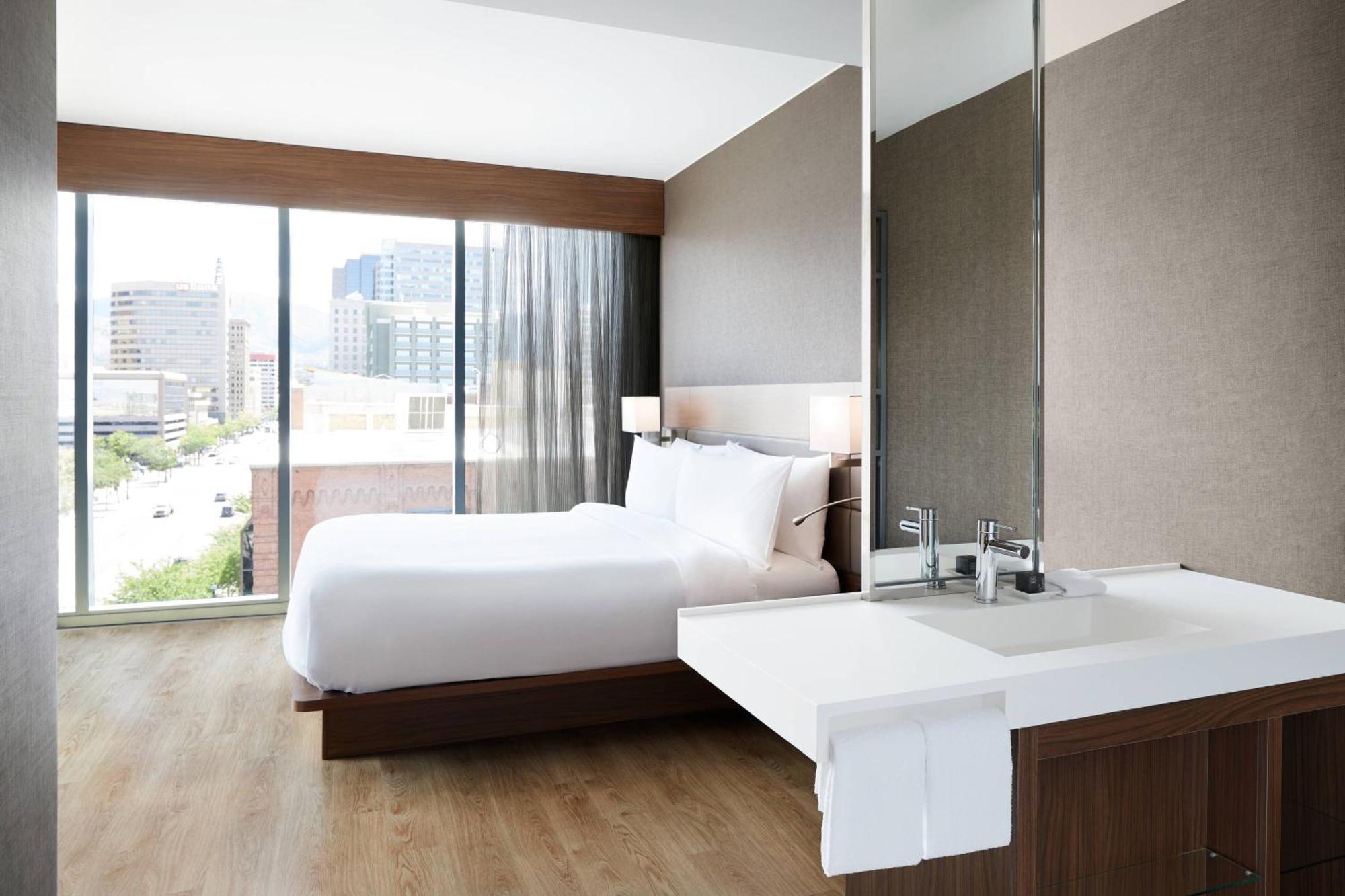 Corner King Room City View,1692073980:JPEG