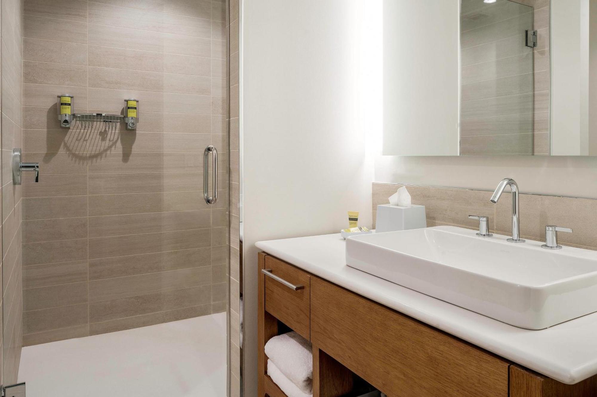 Guest room, 1 King, City view