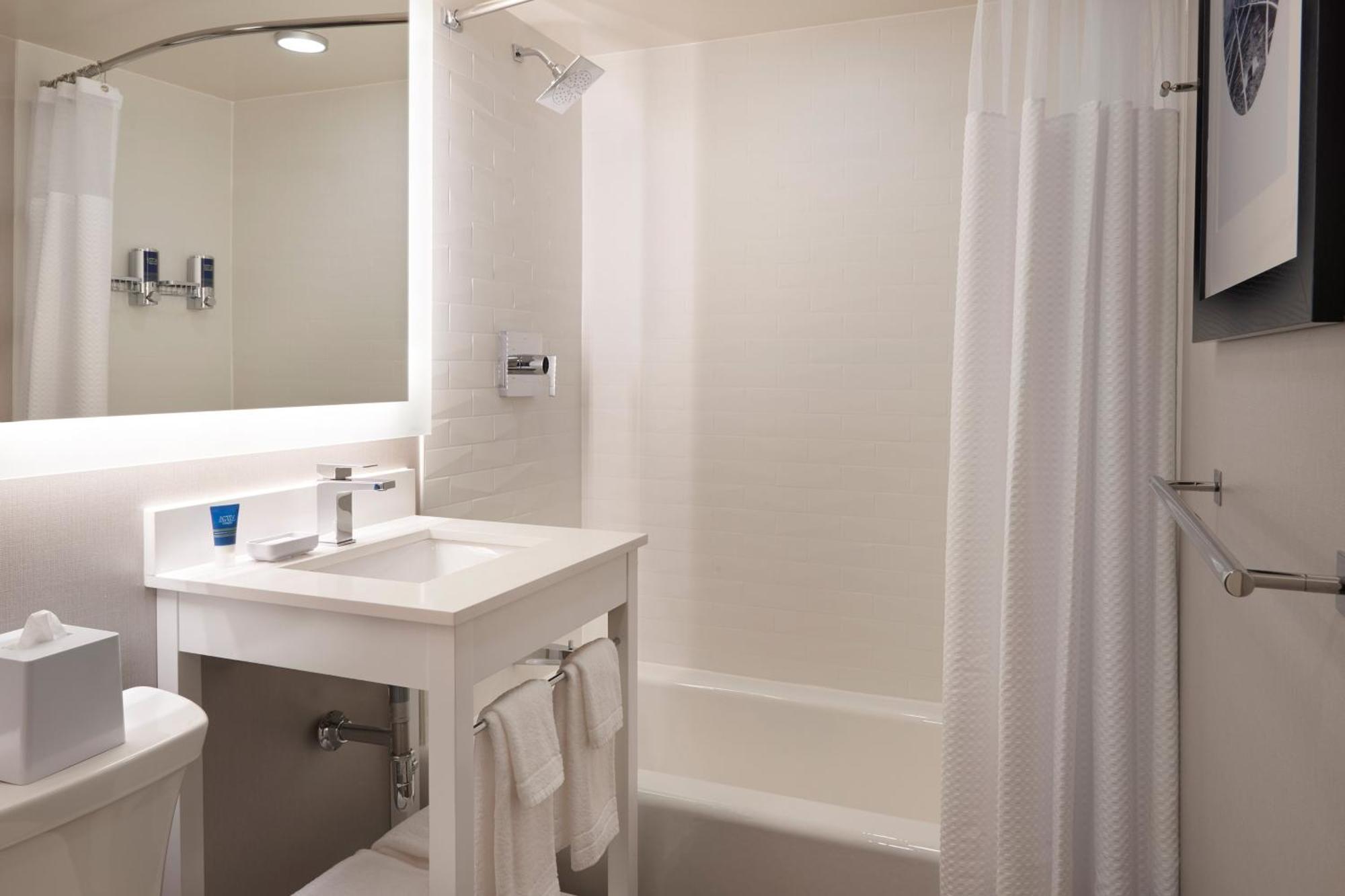 Guest room, 1 King, City view,1633000702:JPEG