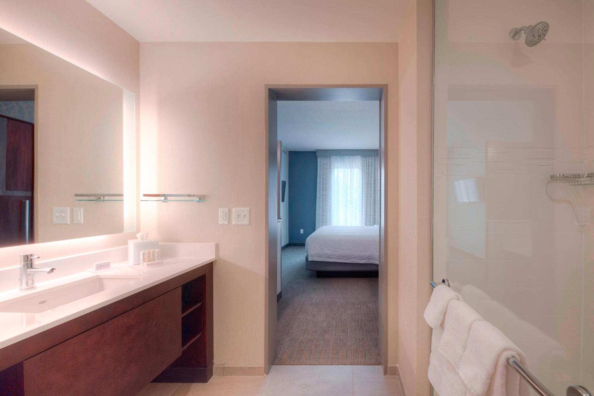 1 Bedroom Suite with 1 King Bed, Sofa Bed & Kitchen