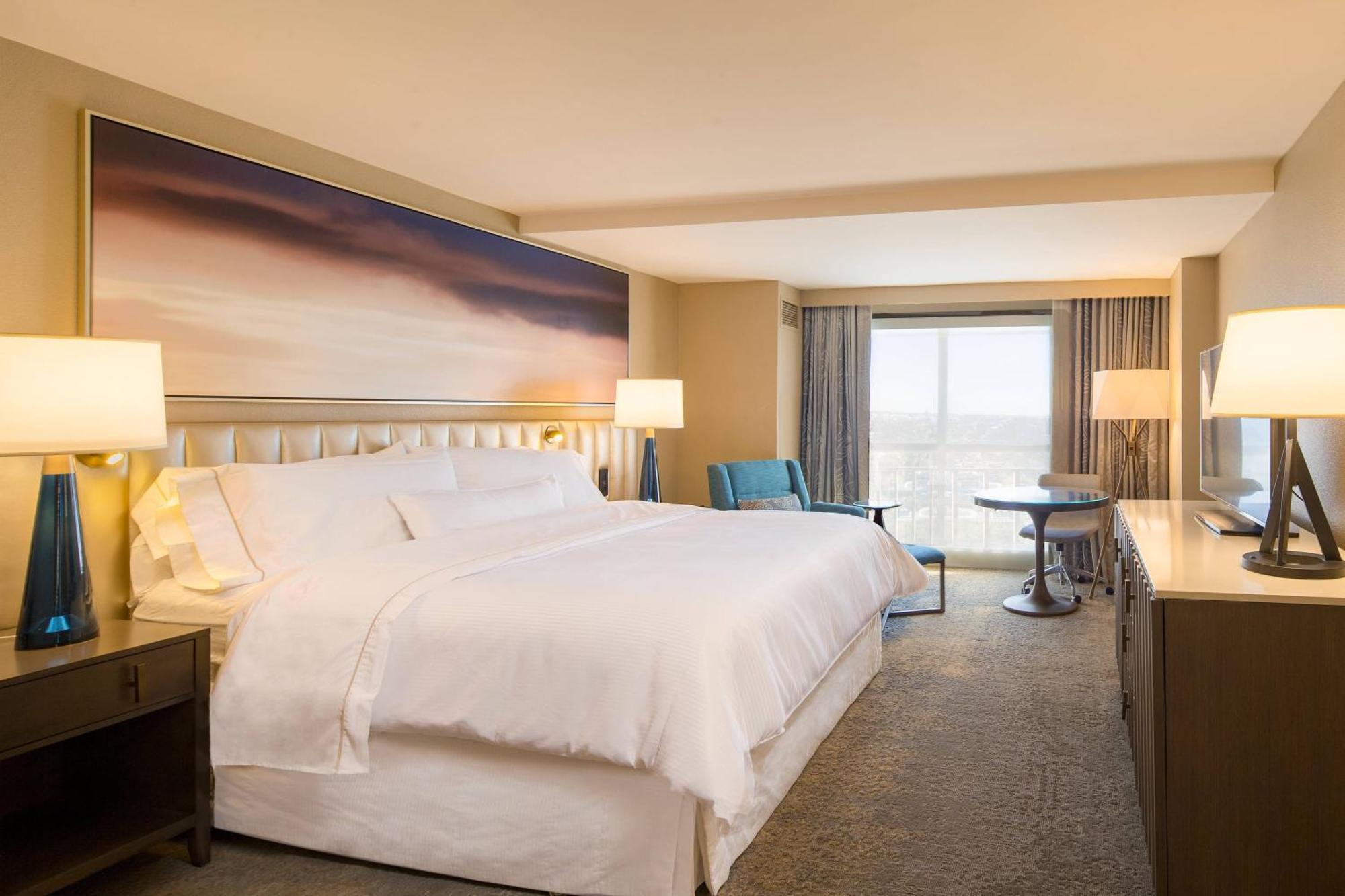 Guest room, 1 King, City view