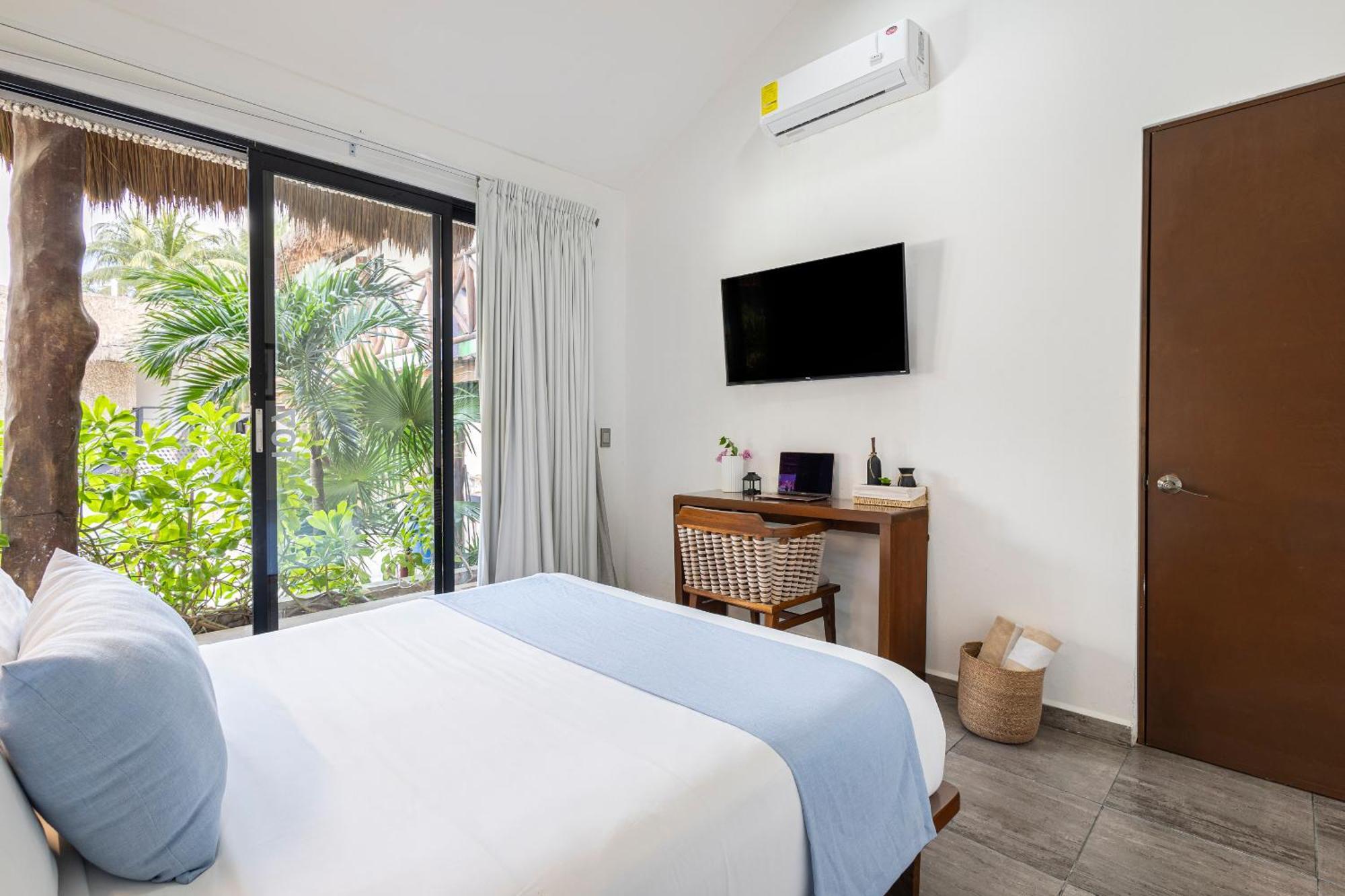 Queen Suite with Pool View
