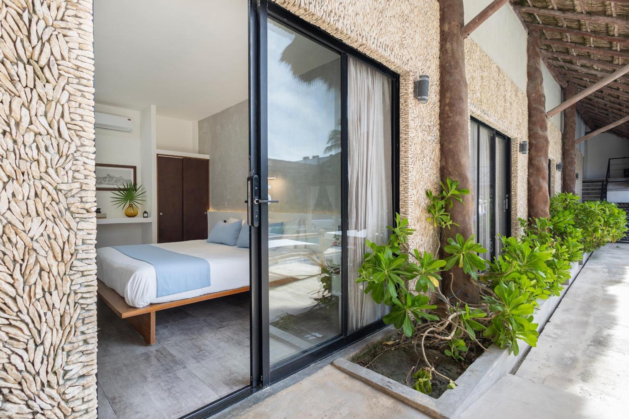 King Suite with Pool View