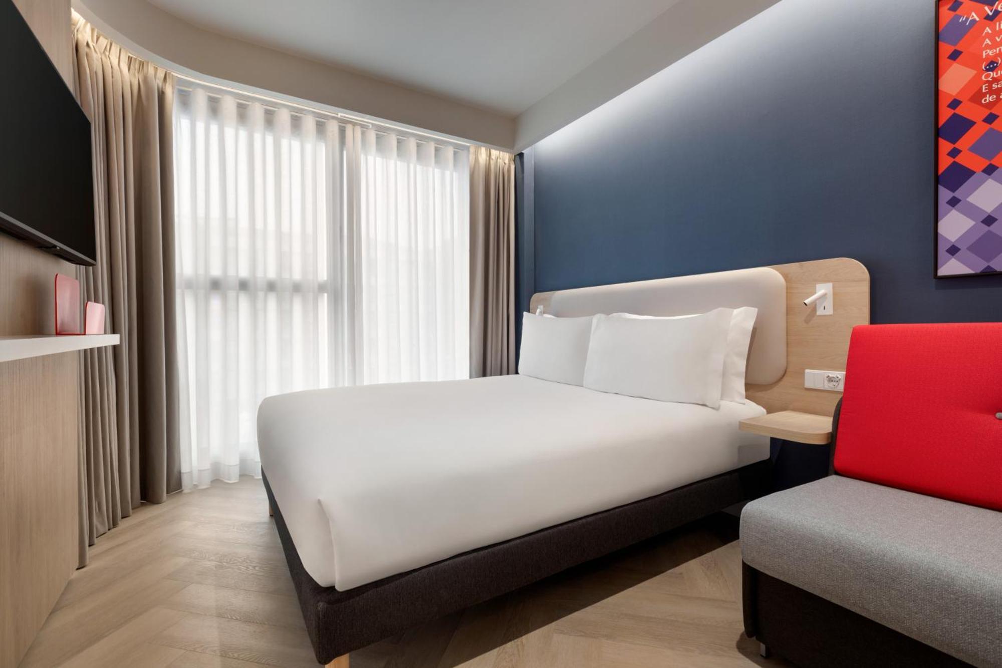 Standard Queen Room with Single Sofa Bed - Free Breakfast