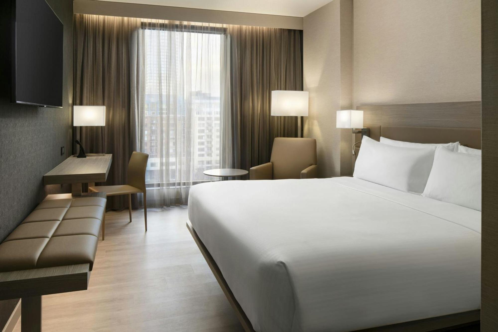 King Room with Roll-In Shower - Mobility Access/Hearing Accessible