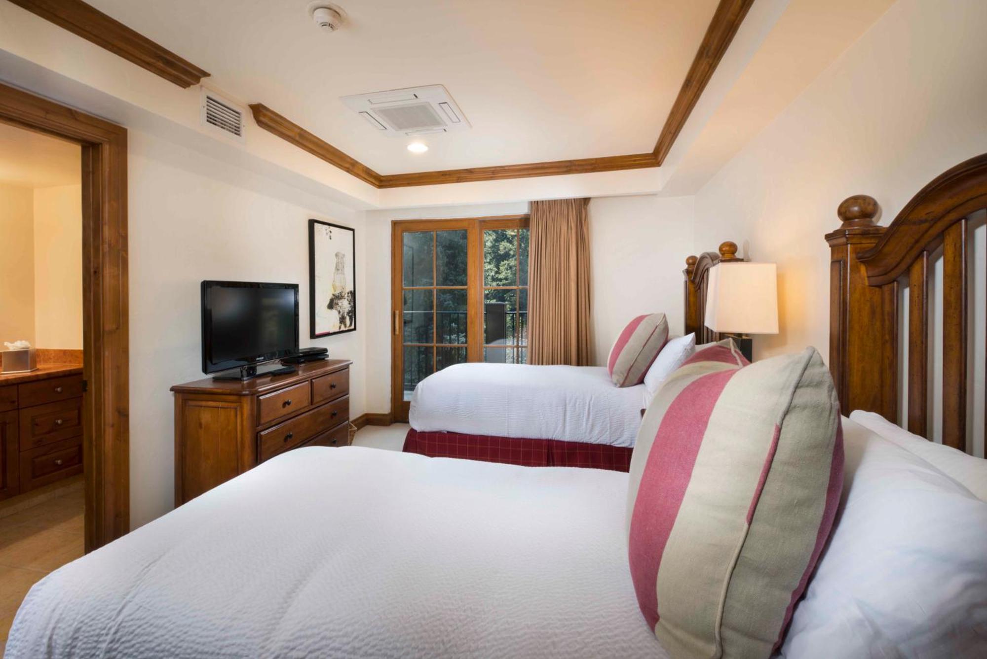 Three-Bedroom Apartment with Mountain View
