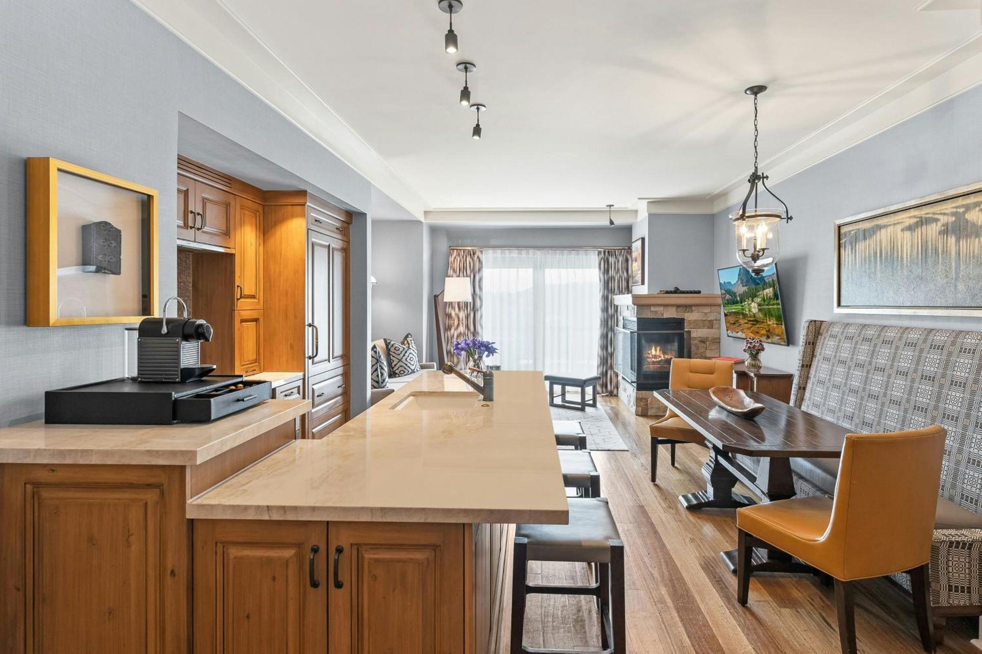 Family Deluxe, Suite, 2 Queen, Valley view