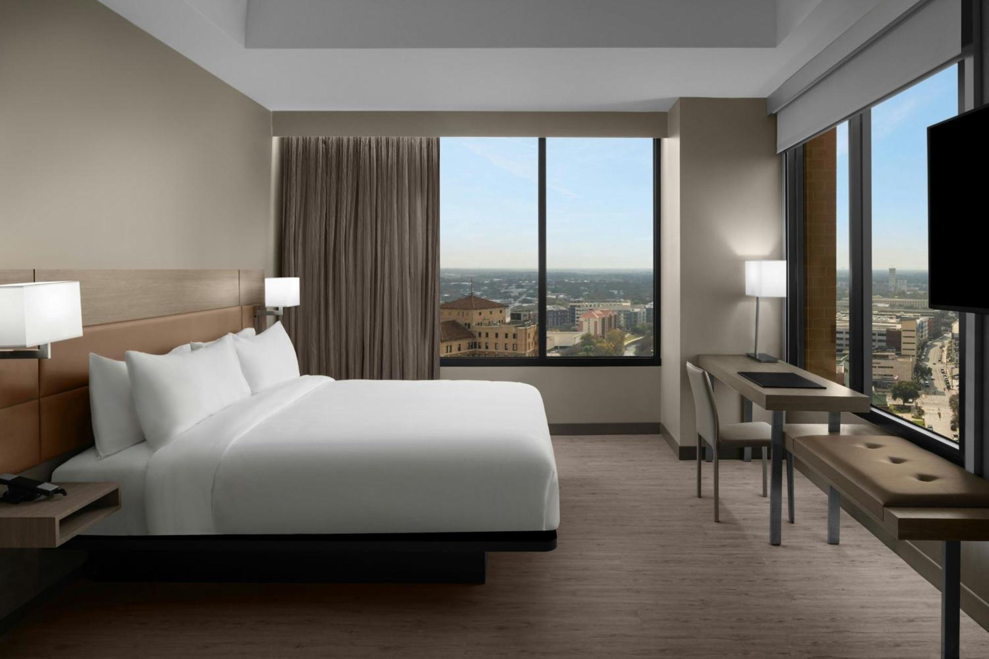 King Room with City View - Hearing Accessible