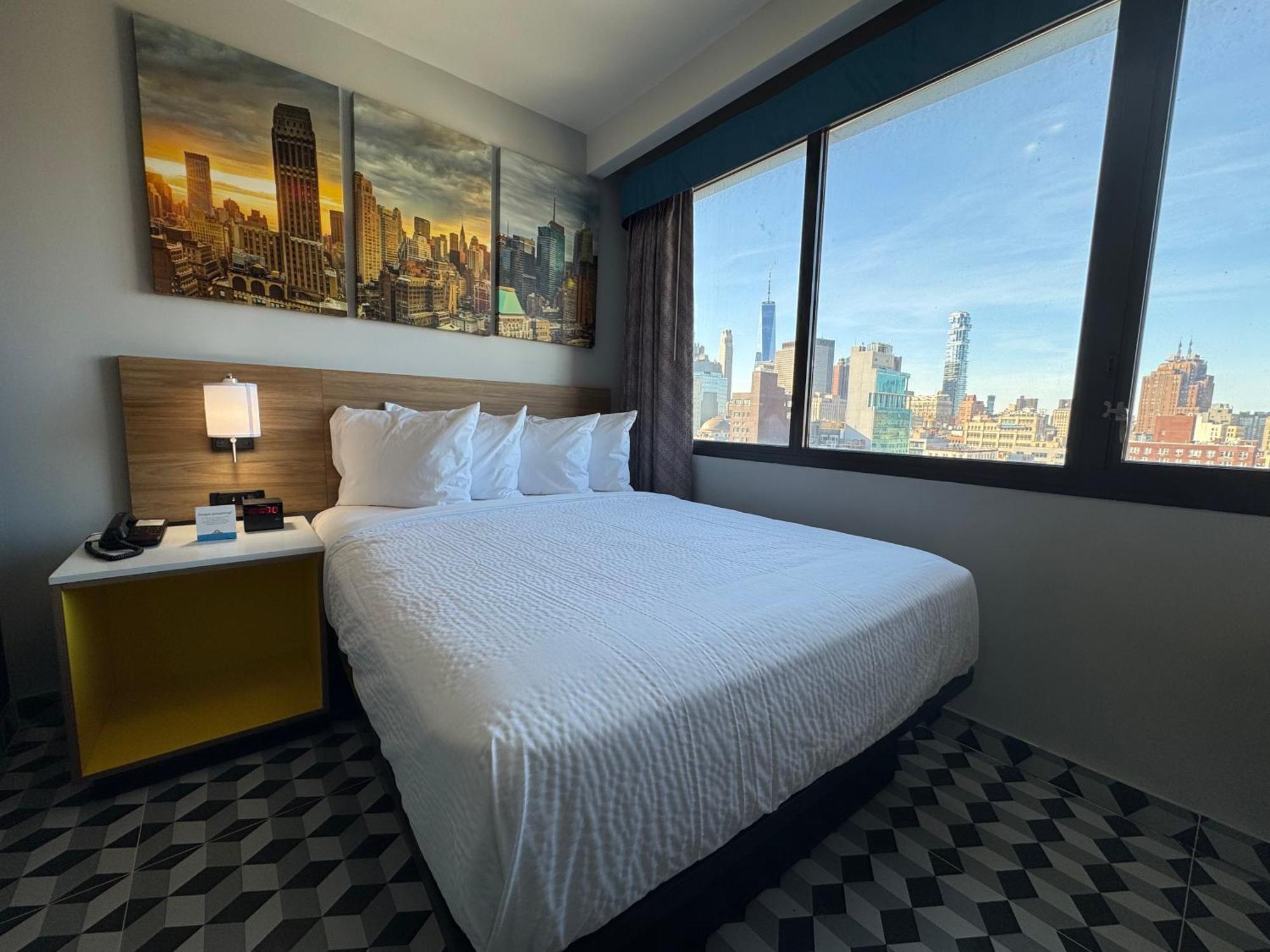 Deluxe Queen Room Manhattan View Upper Floor Non-Smoking