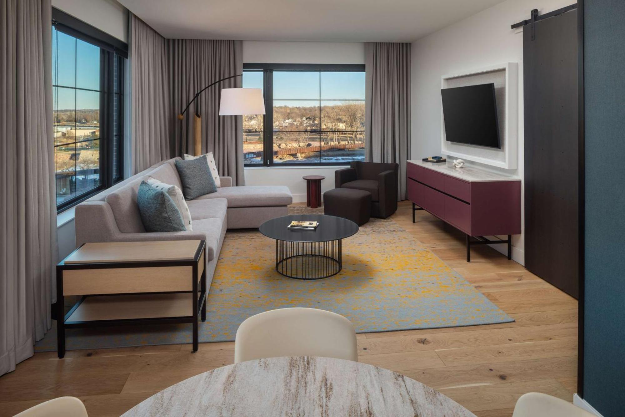 One-Bedroom King Suite with Balcony and Park View