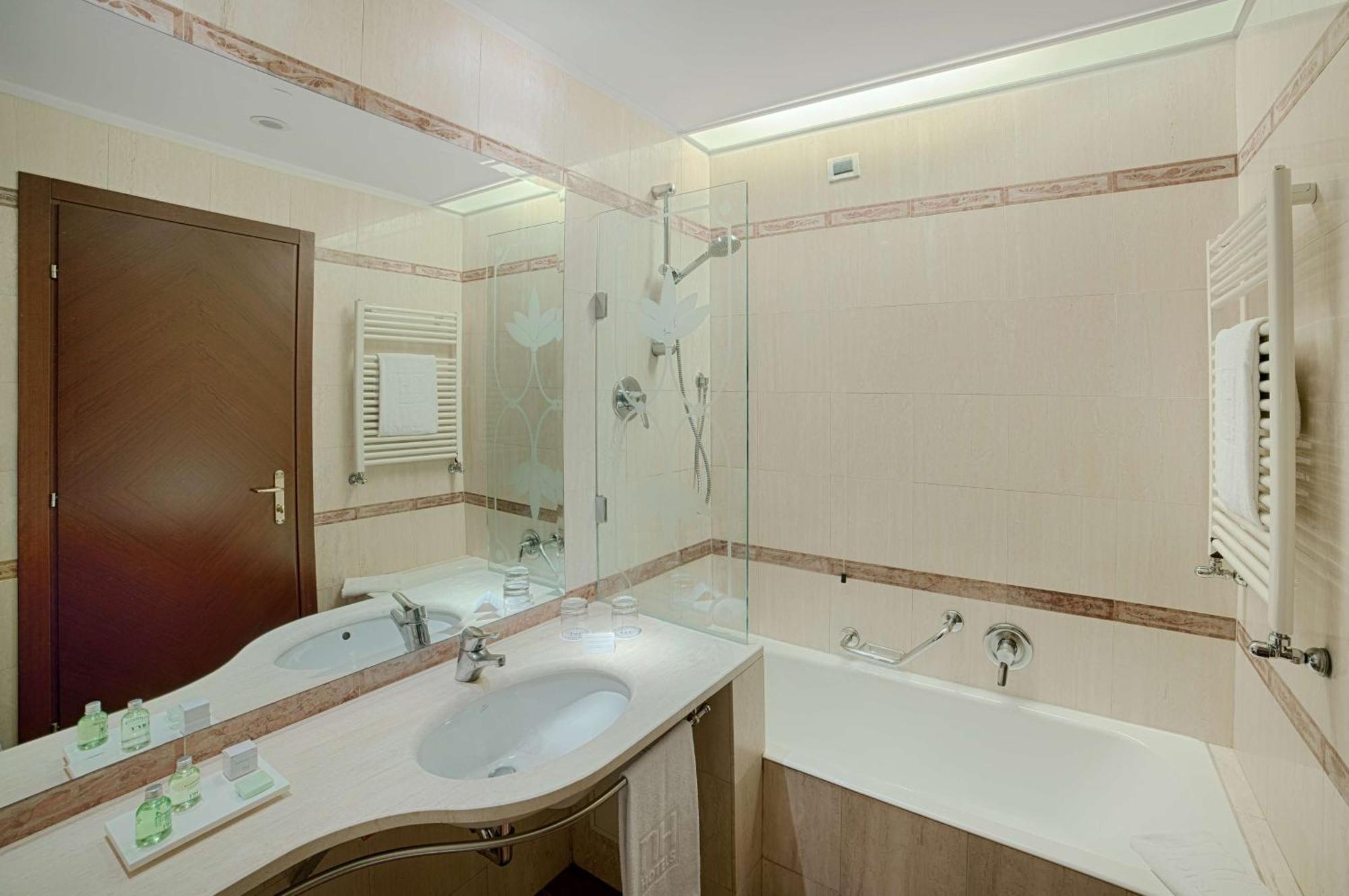 Superior Double or Twin XL Room,1645647900:JPEG