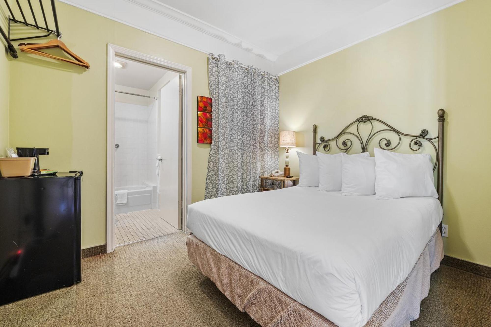 Petite Double Room