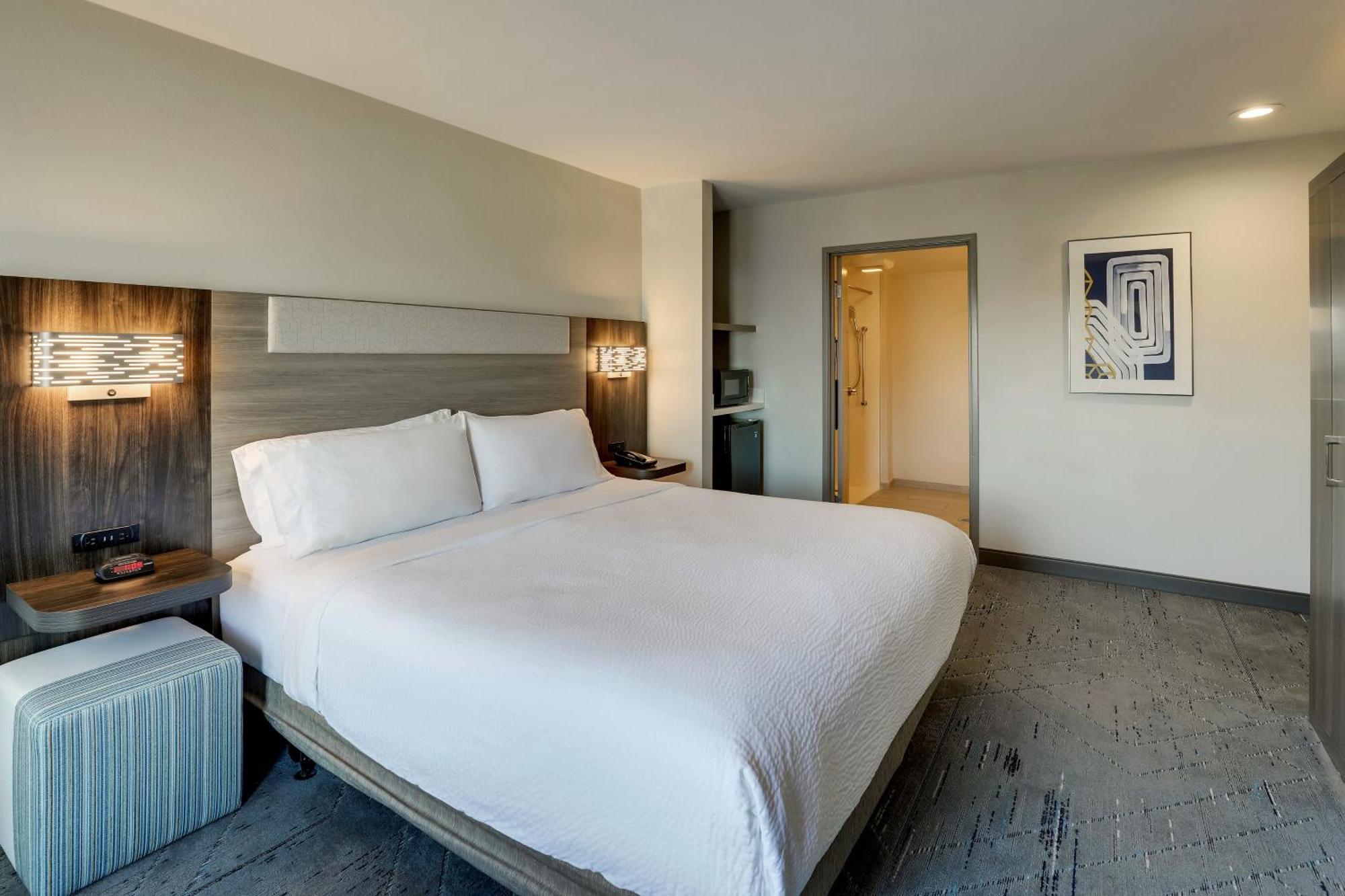 Standard King Room with Mobility Accessible Tub