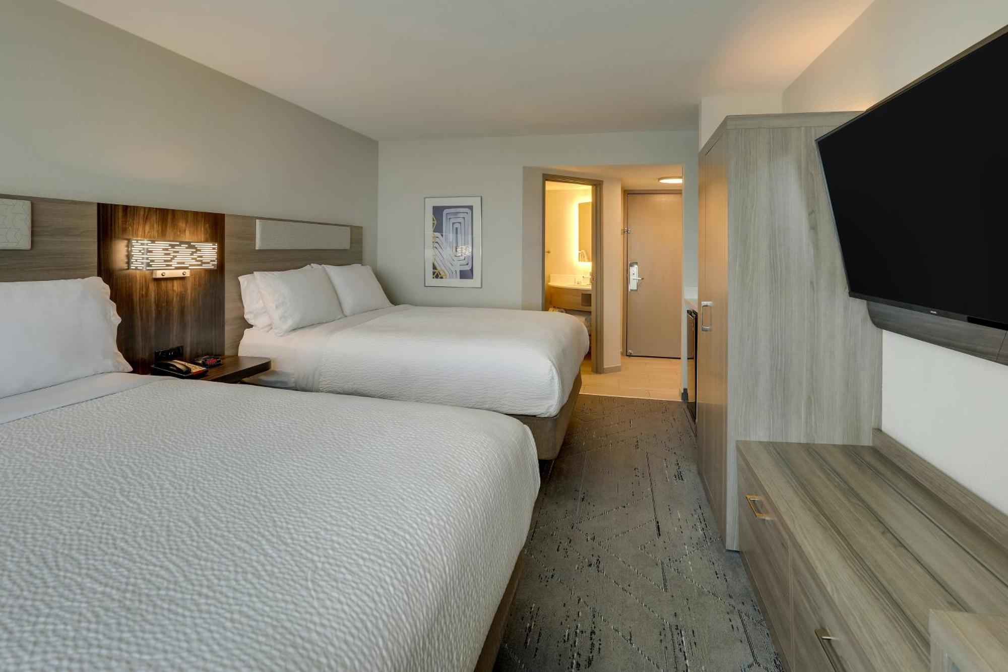 Standard Queen Room with Two Queen Beds and Balcony