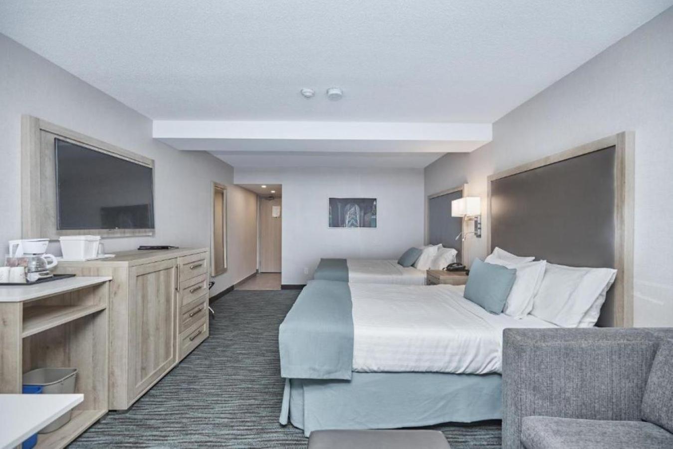 Cityview Deluxe Guest room 2 Queen Beds & Sofa Bed,1656176720:JPEG