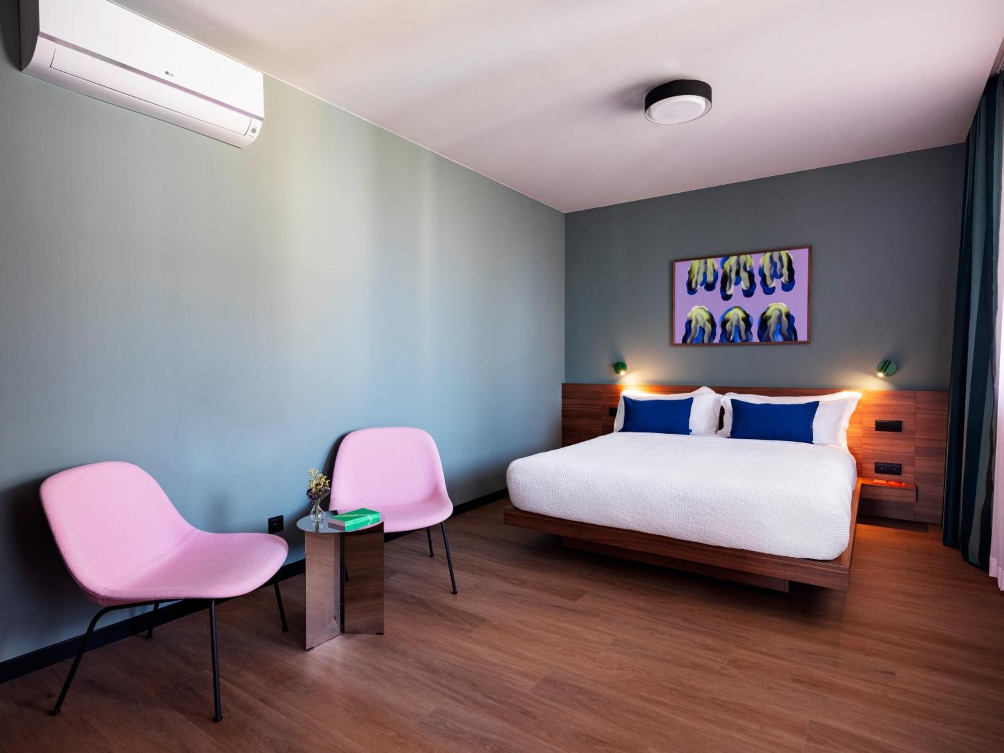 One-Bedroom Apartment Sofa Bed