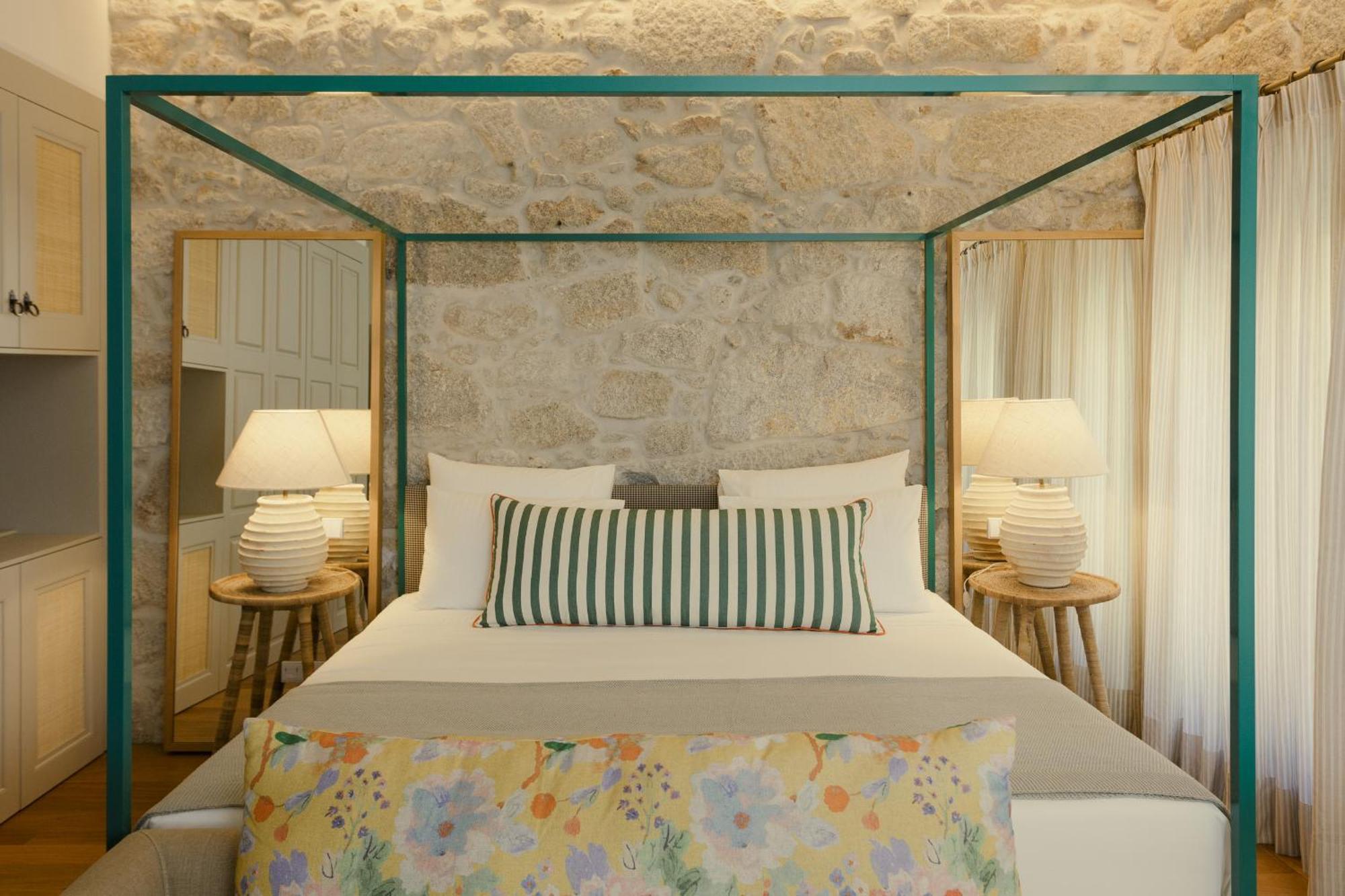 Suite with Bathtub