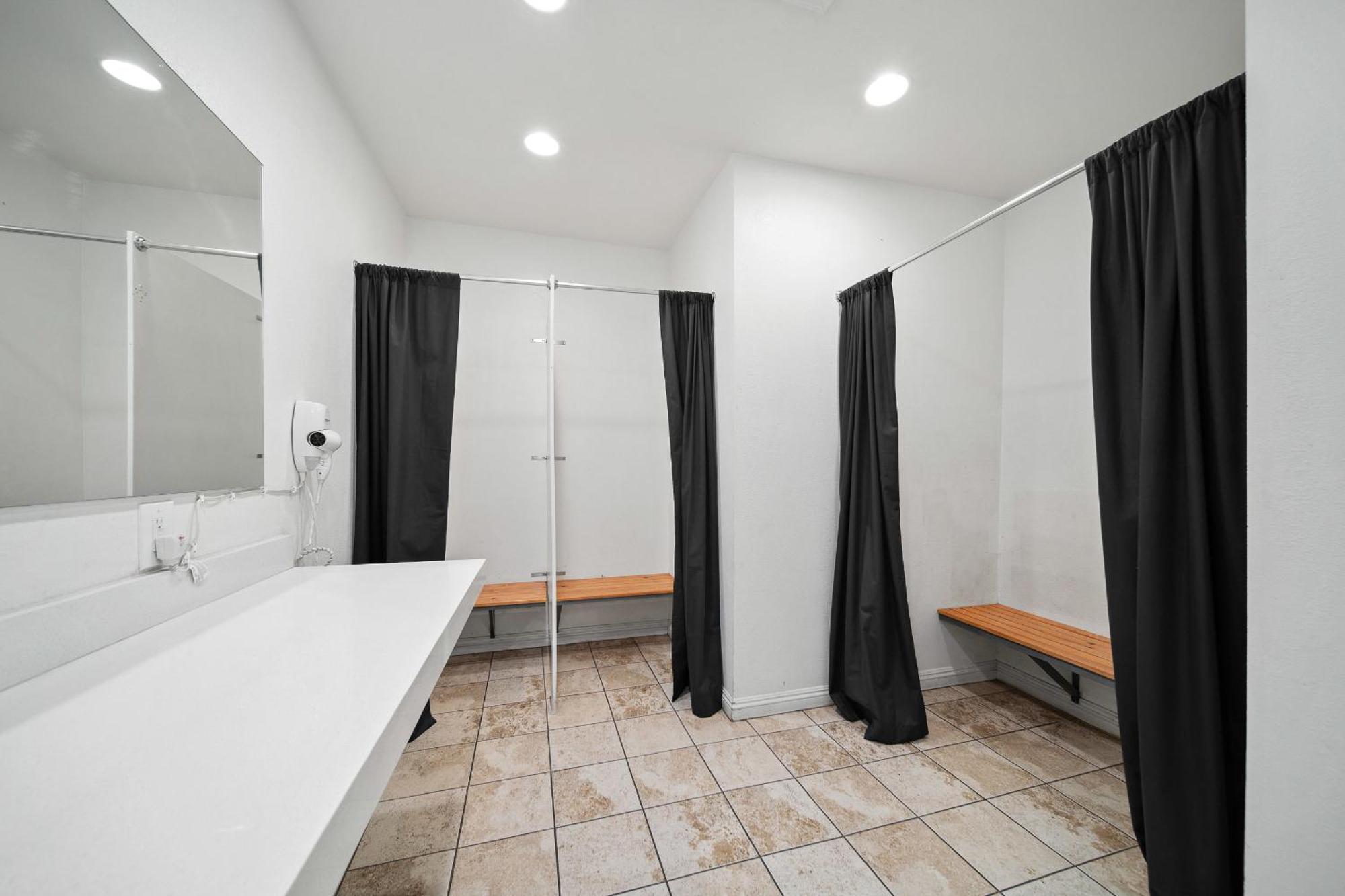 2 Beds in 4-Bed Dorm with shared Bathroom