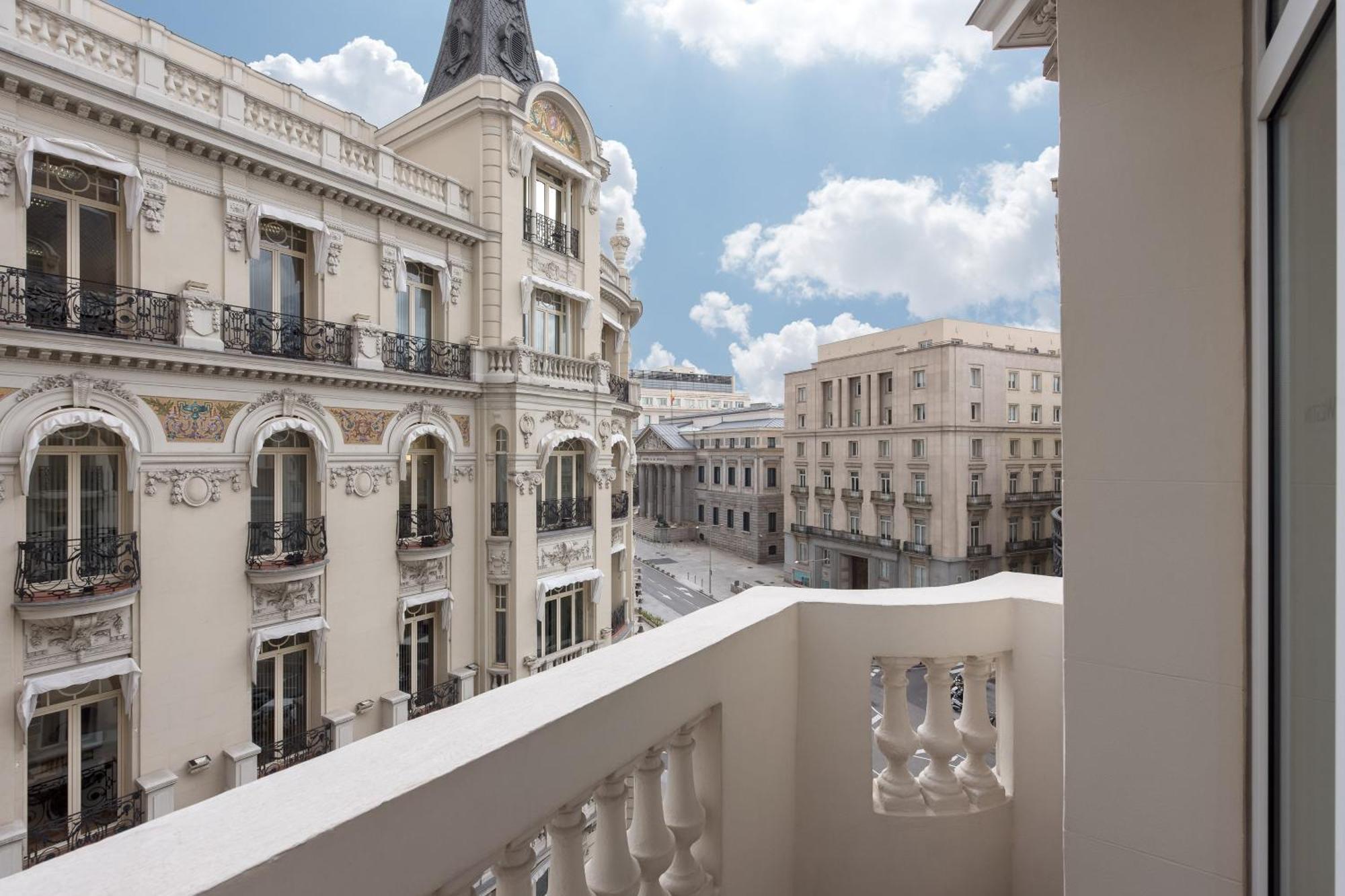 Premium Cortes King Room with Parliament View
